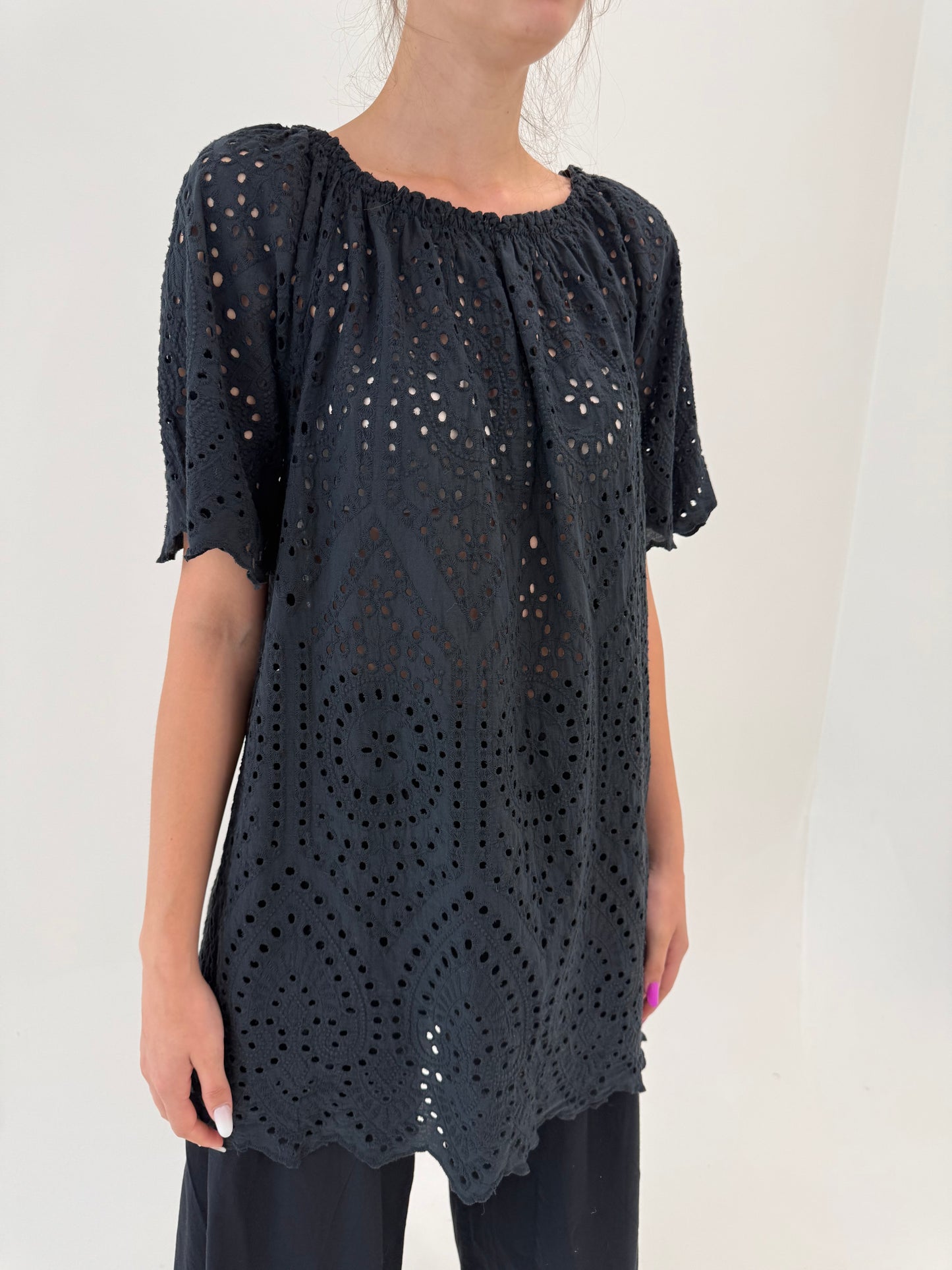 Rochie / tunică neagră integral cu broderie anglaise și decolteu elastic