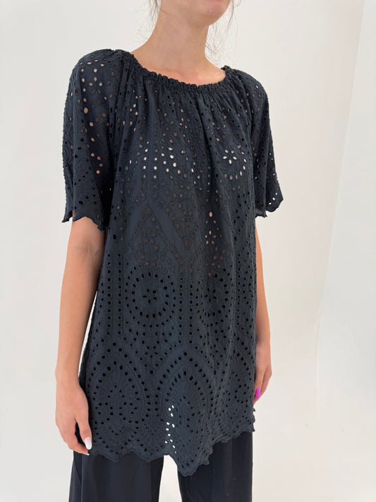 Rochie / tunică neagră integral cu broderie anglaise și decolteu elastic