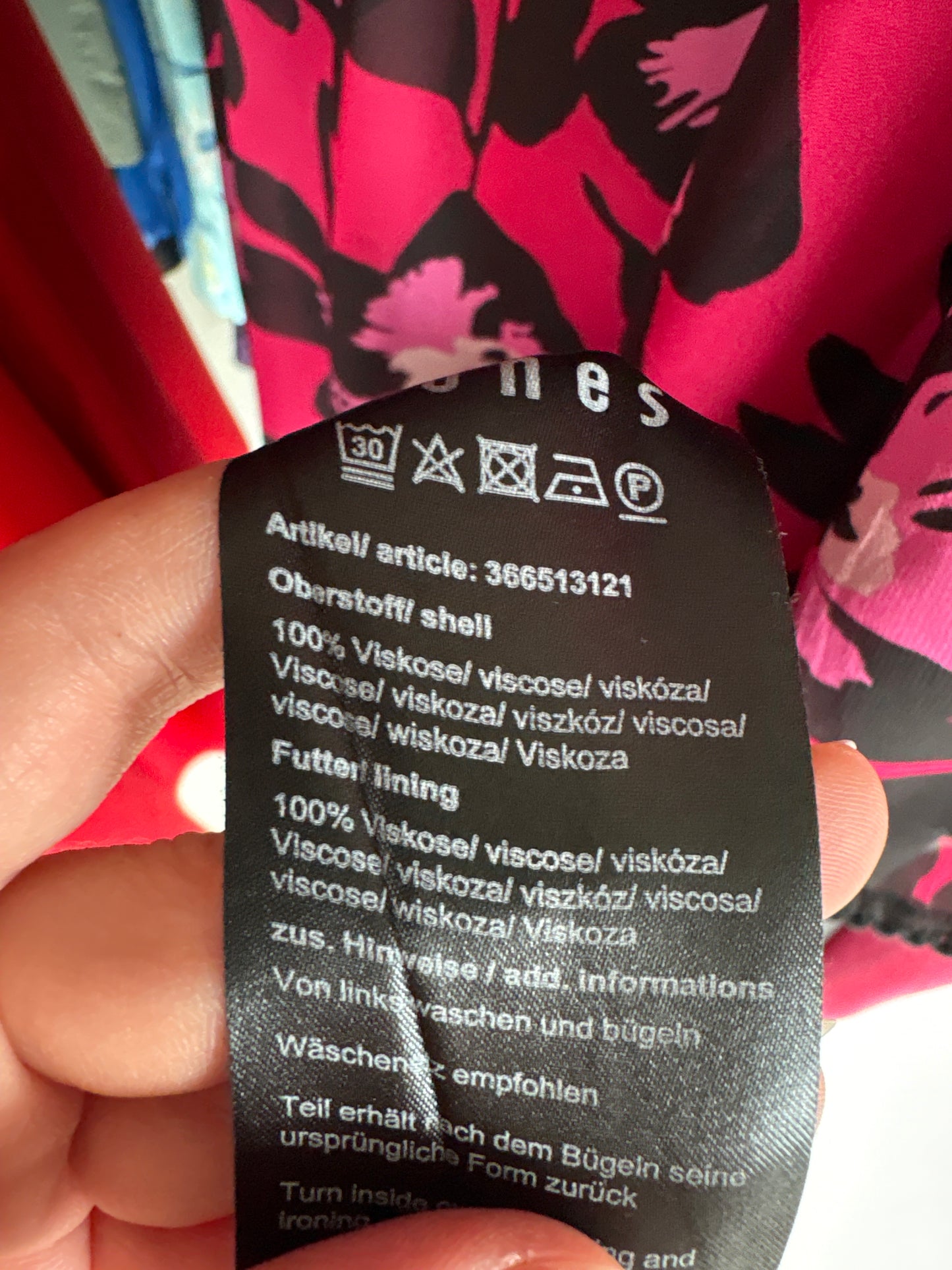 Rochie rasberry red business în croi lejer cu print floral negru