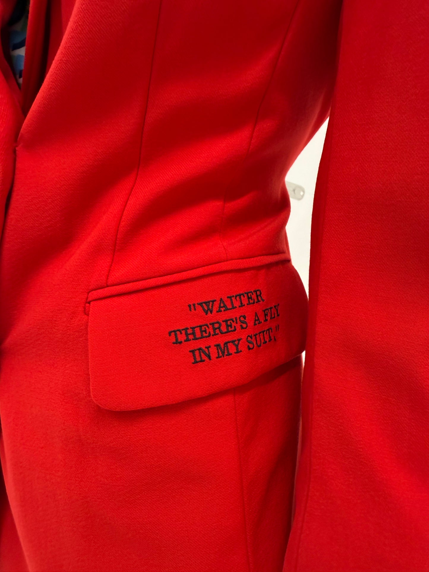 Sacou Moschino roșu tare ultra cambrat