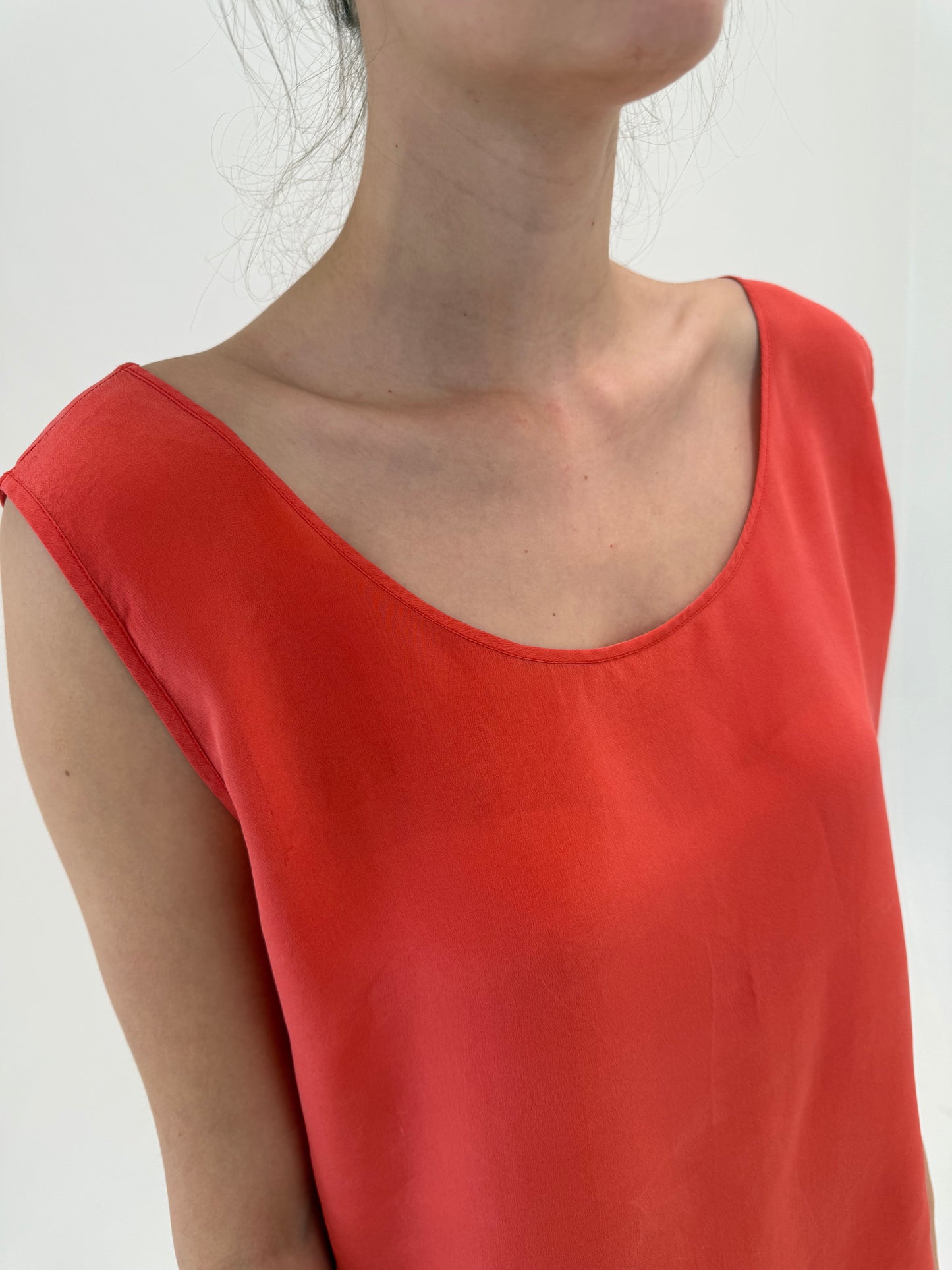 Top coral red din mătase naturală in croi minimalist