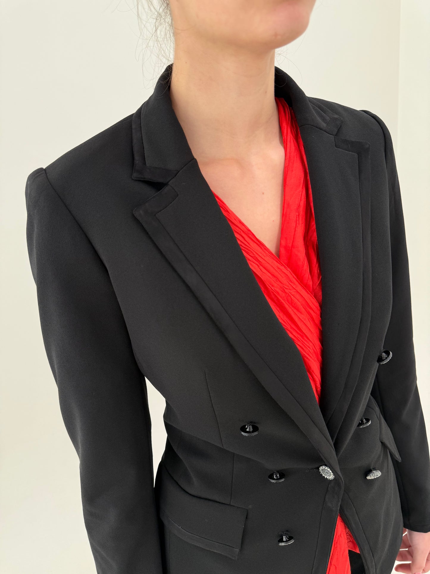 Sacou negru Calvin Klein în croi cambrat cu închidere dublă