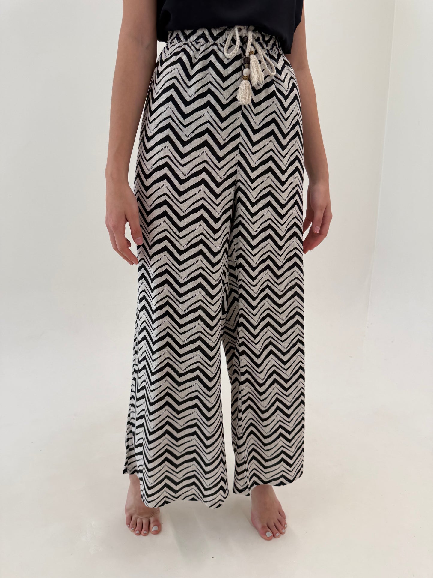 Pantaloni palazzo in culori neutre și print geometric cu talie ultra înaltă elastică