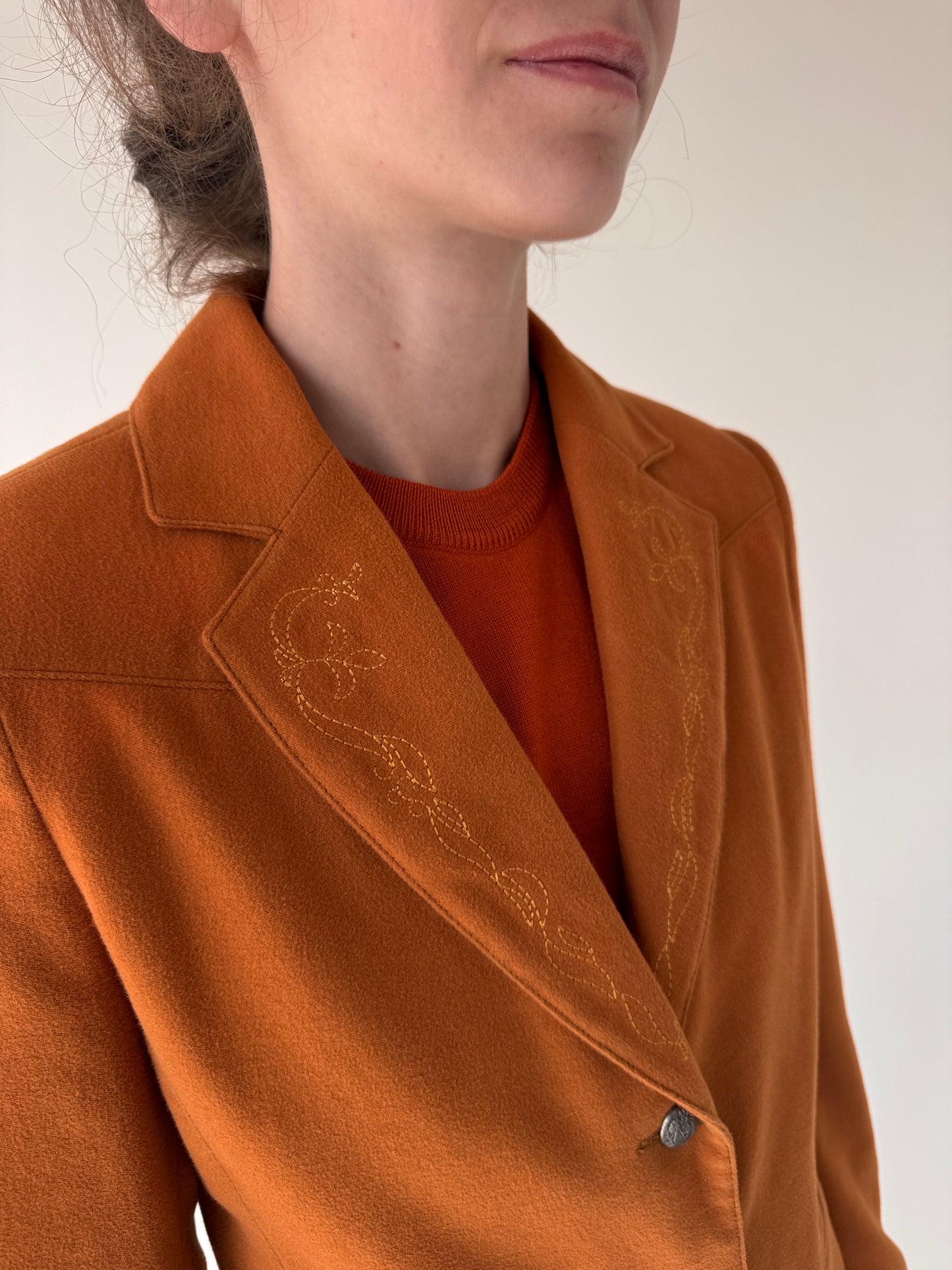 Sacou cambrat pumpkin orange cu aspect de piele întoarsă