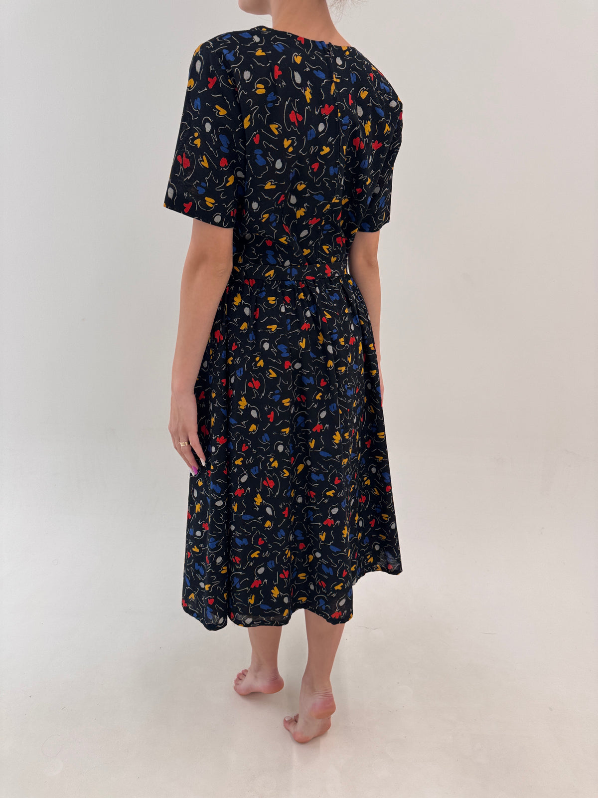 Rochie neagră din pânză de in cu talie reglabilă în croi de ani 50 cu print în culori tari
