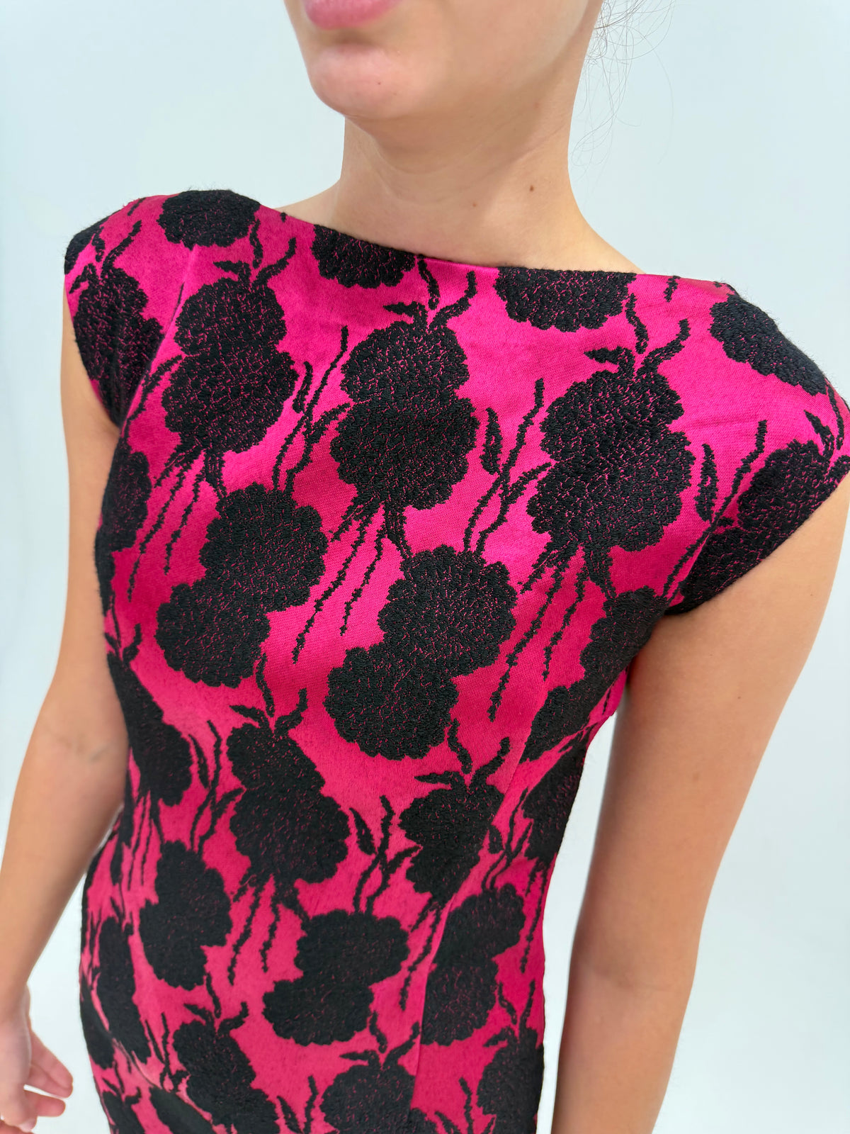 Rochie excepțională din wool-blend floral jacquard pe satin ground fucsia în croi de ani 60