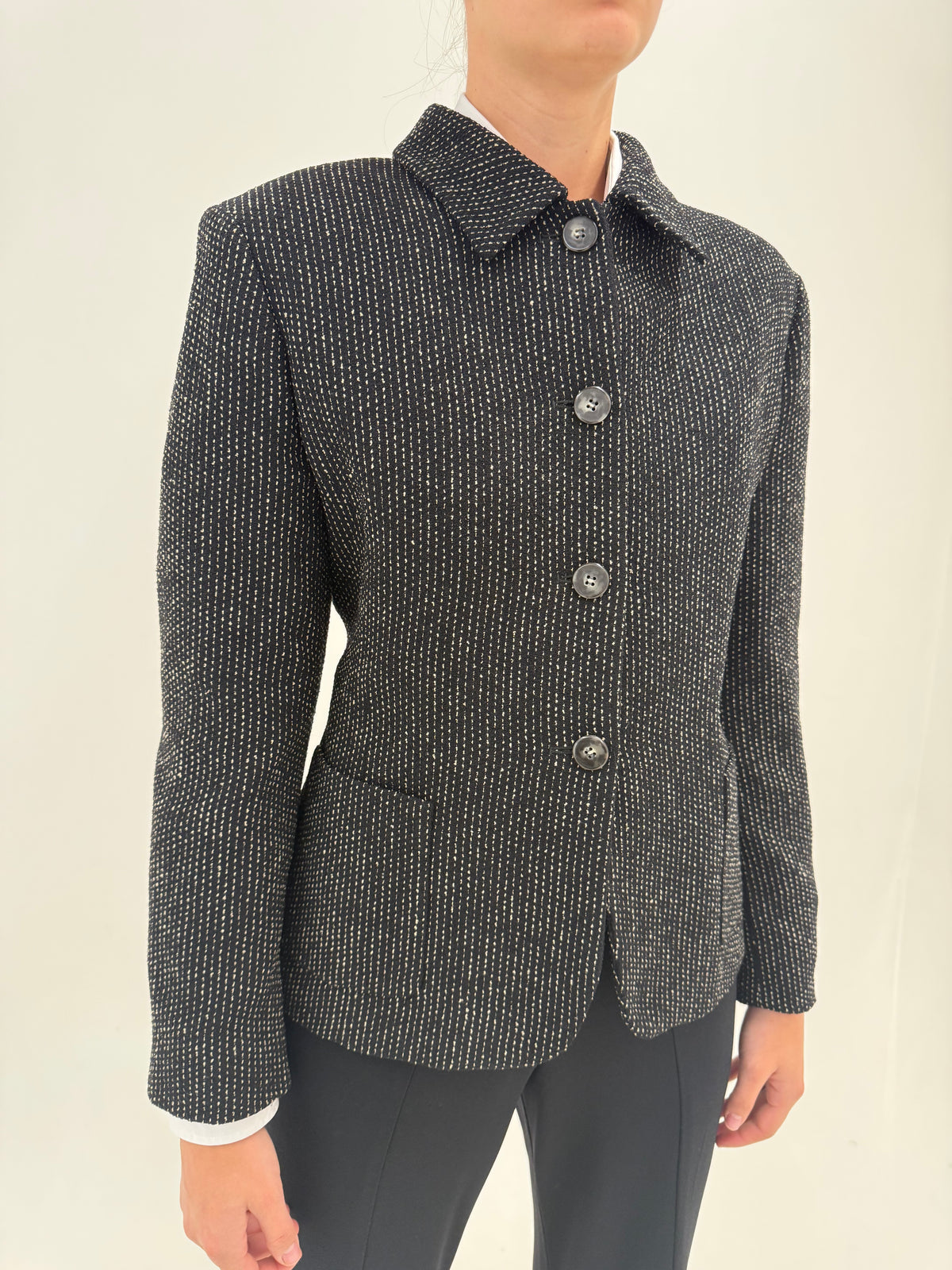 Jacheta Max Mara din tweed de lana negru cu inserții ivoire în croi cambrat cu buzunare aplicate