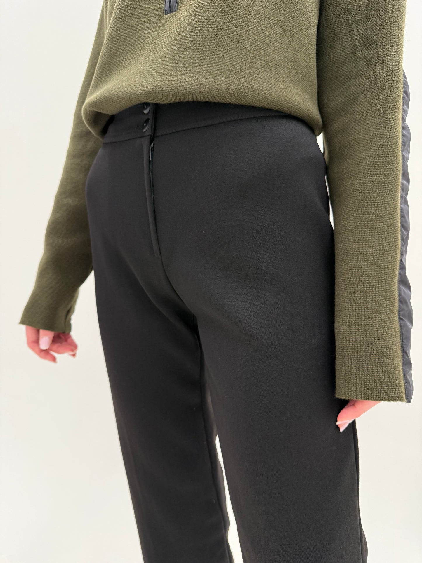 Pantaloni negri din lana plină usor structurată cu talie înaltă