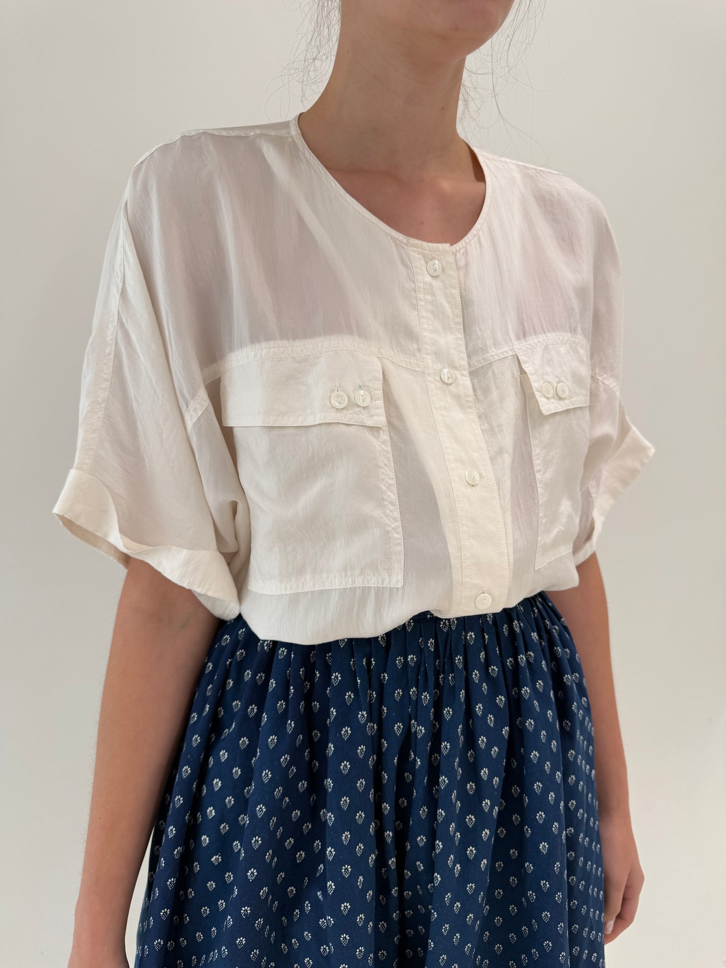 Cămașa butter white din mătase matuala în croi retro modern lejer