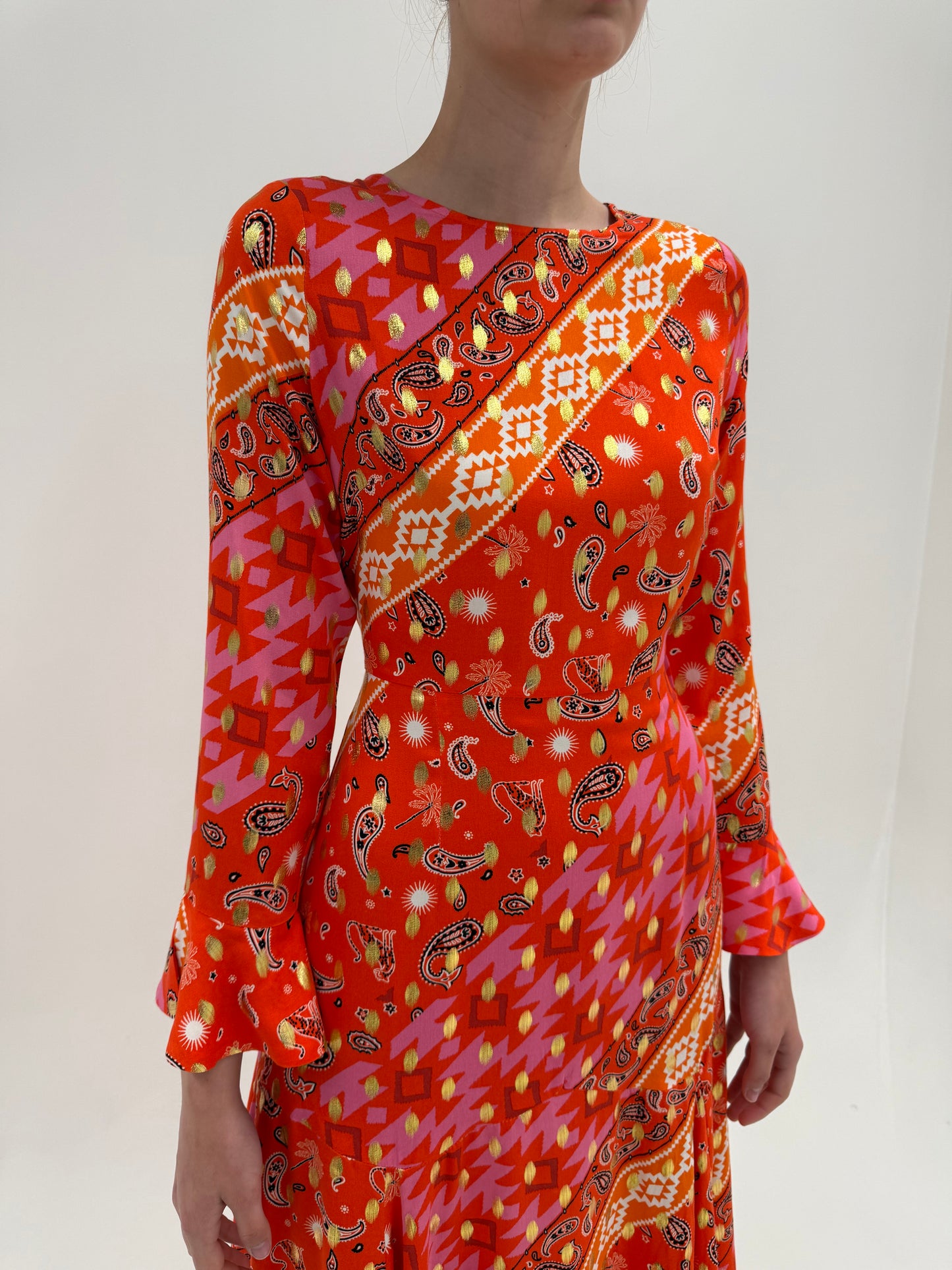 Rochie maxi în culori tari cu print auriu și talie ultra înaltă marcată
