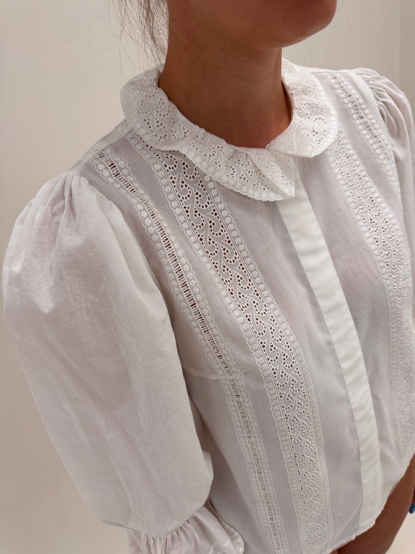 Cămașa vintage cu broderie anglaise și mâneci bufante din bumbac premium