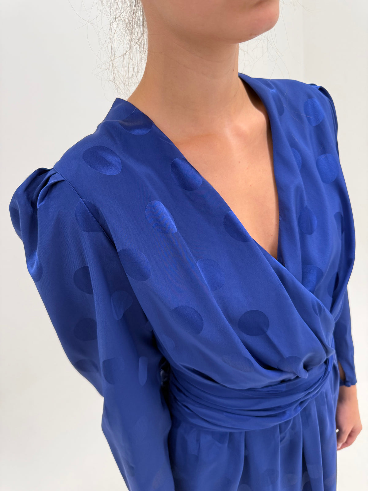 Rochie vintage cornflower blue cu buline texturate și drapaje