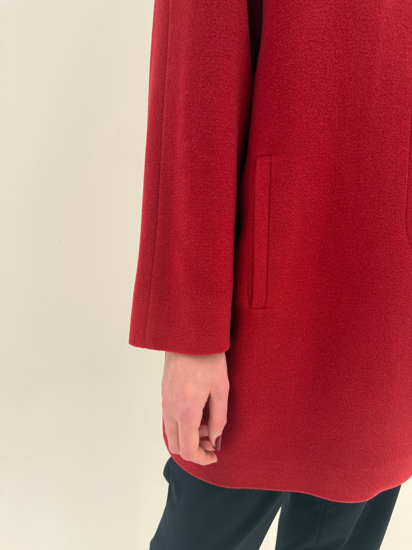 Palton italian dark red în croi minimalist atemporal din lana extrem de fină