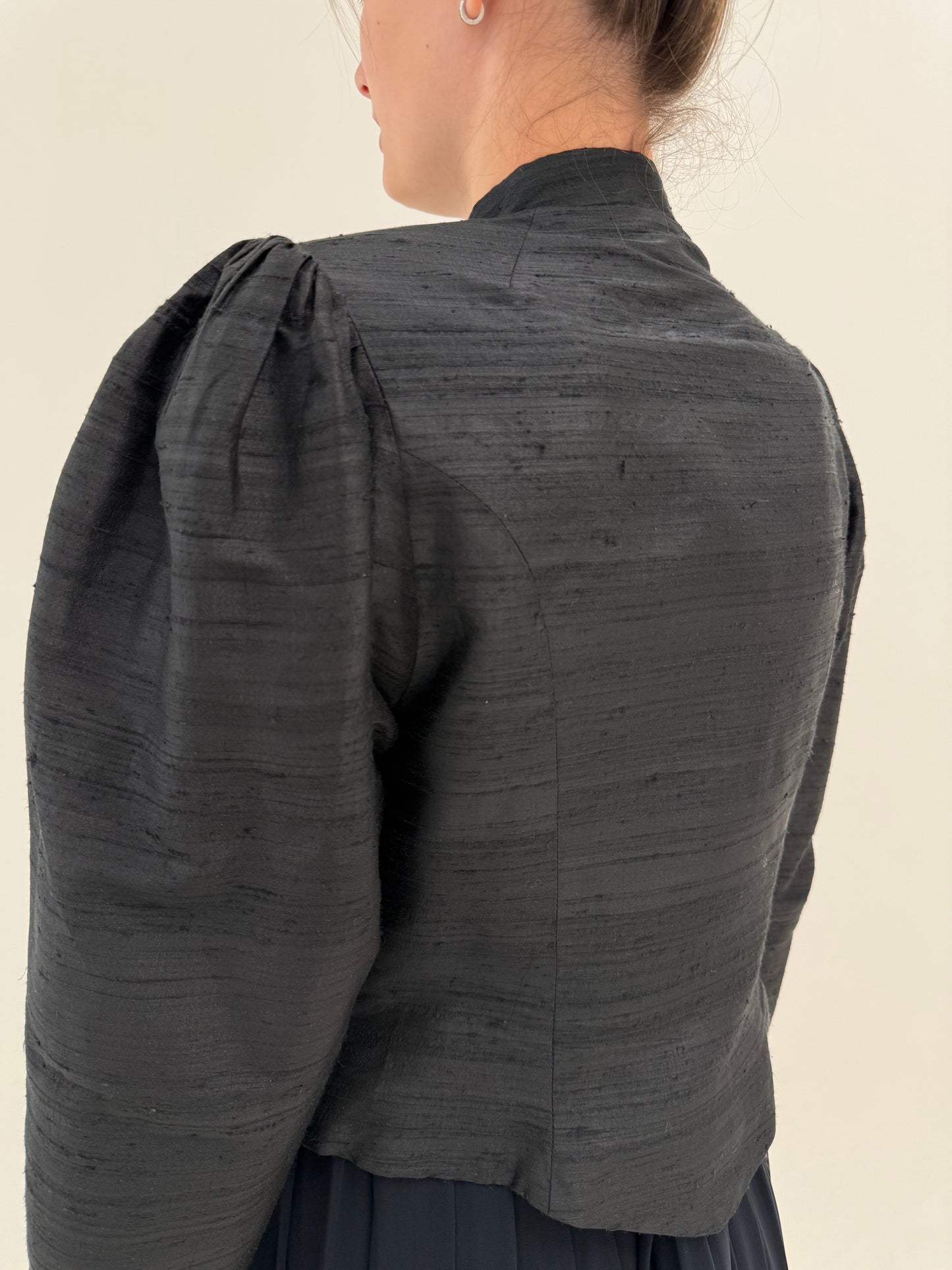 Sacou vintage negru cambrat din mătase naturală dupioni cu umeri bufanți