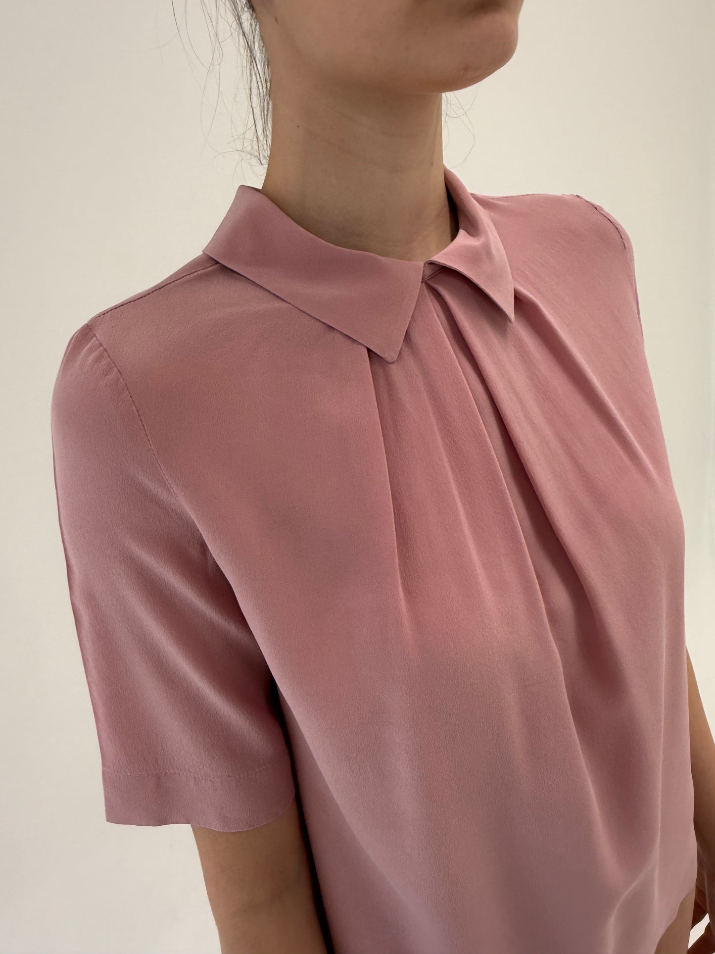 Cămașa powder pink cu pliuri chic din mătase naturală mată