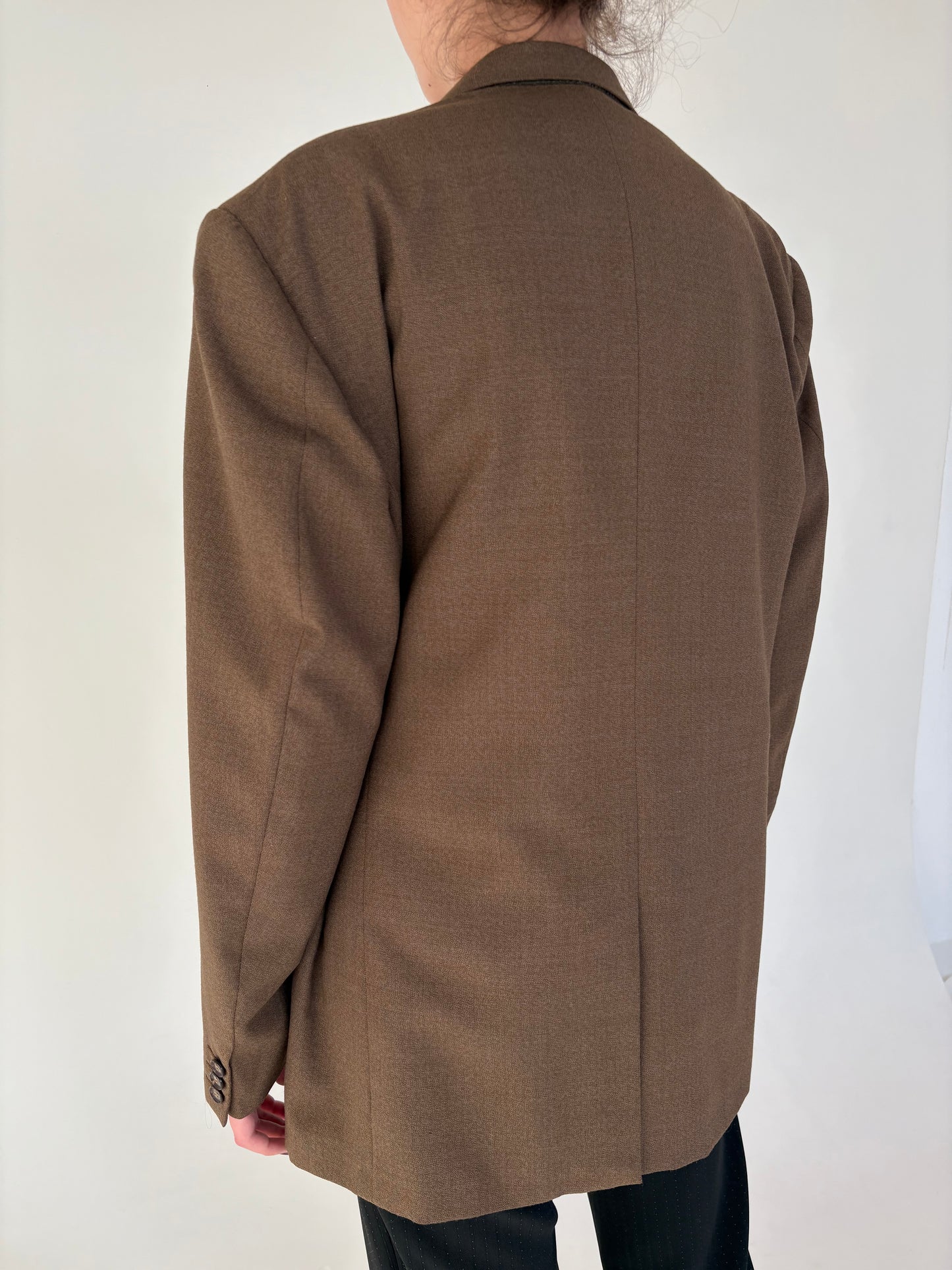 Sacou chocolate brown din lana ușor structurată în croi actual