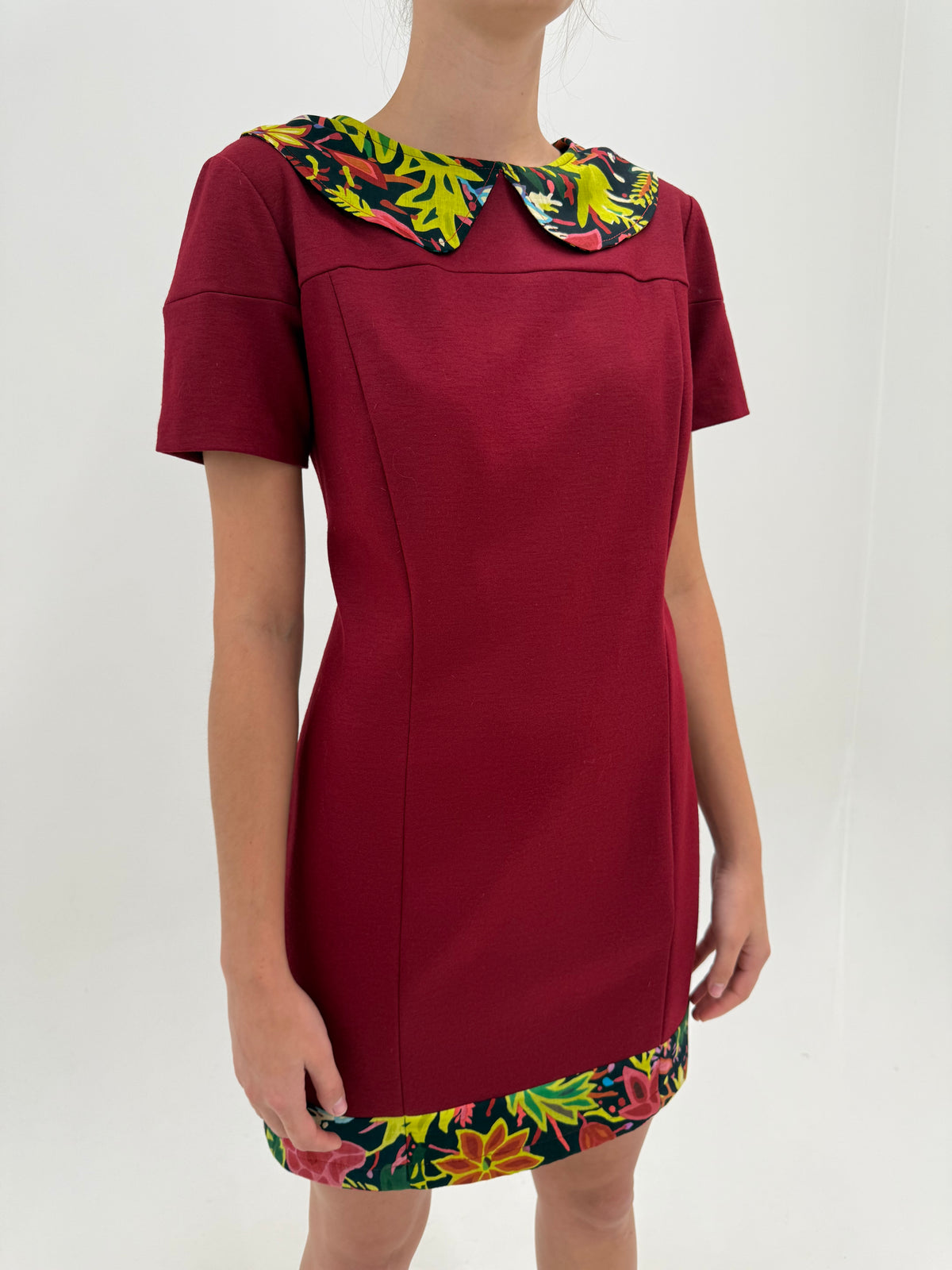 Rochie burgundy Trussardi din lana extrafina confort cu guler colorat