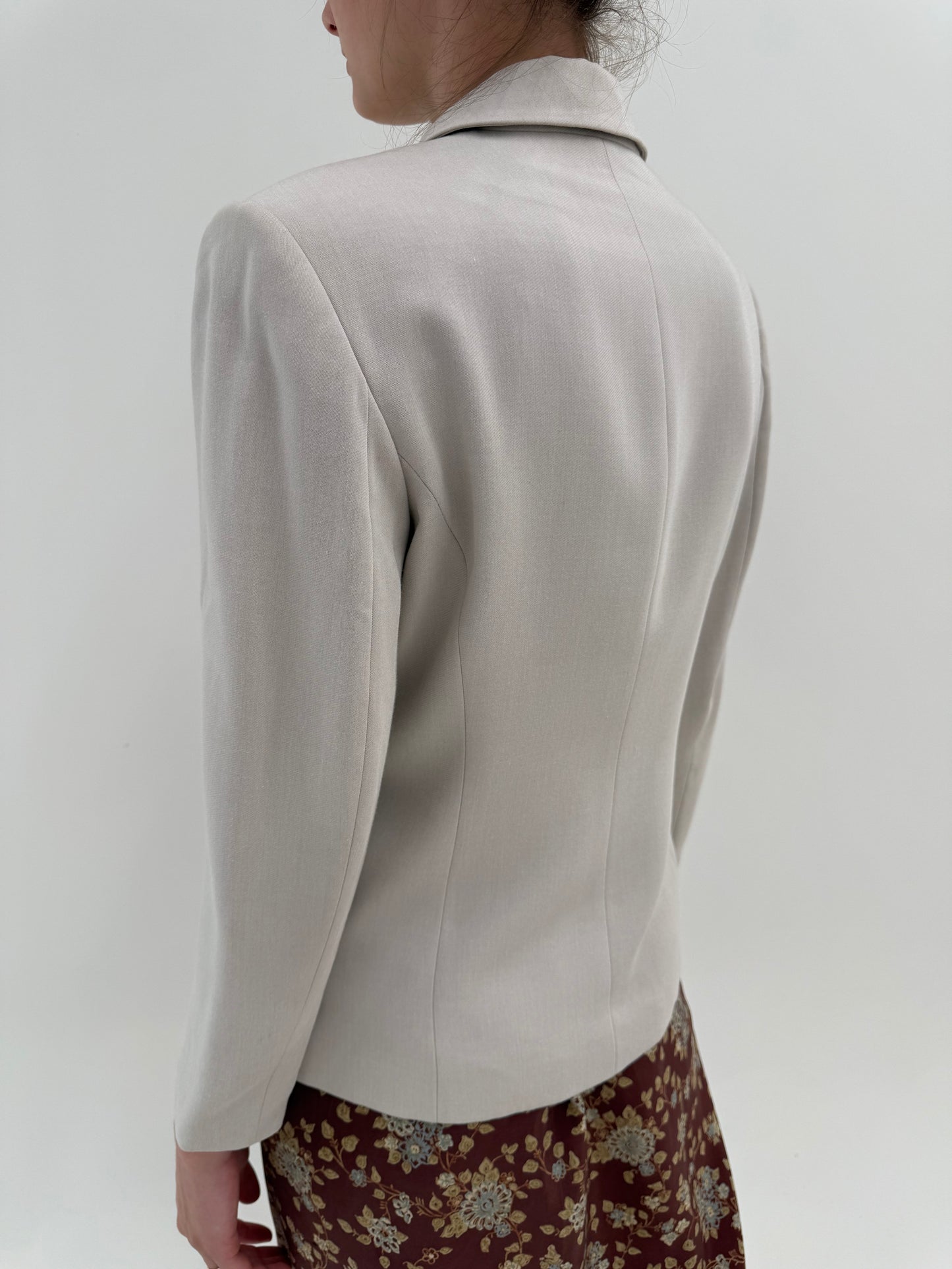 Sacou cambrat warm gray de vară în croi minimalist