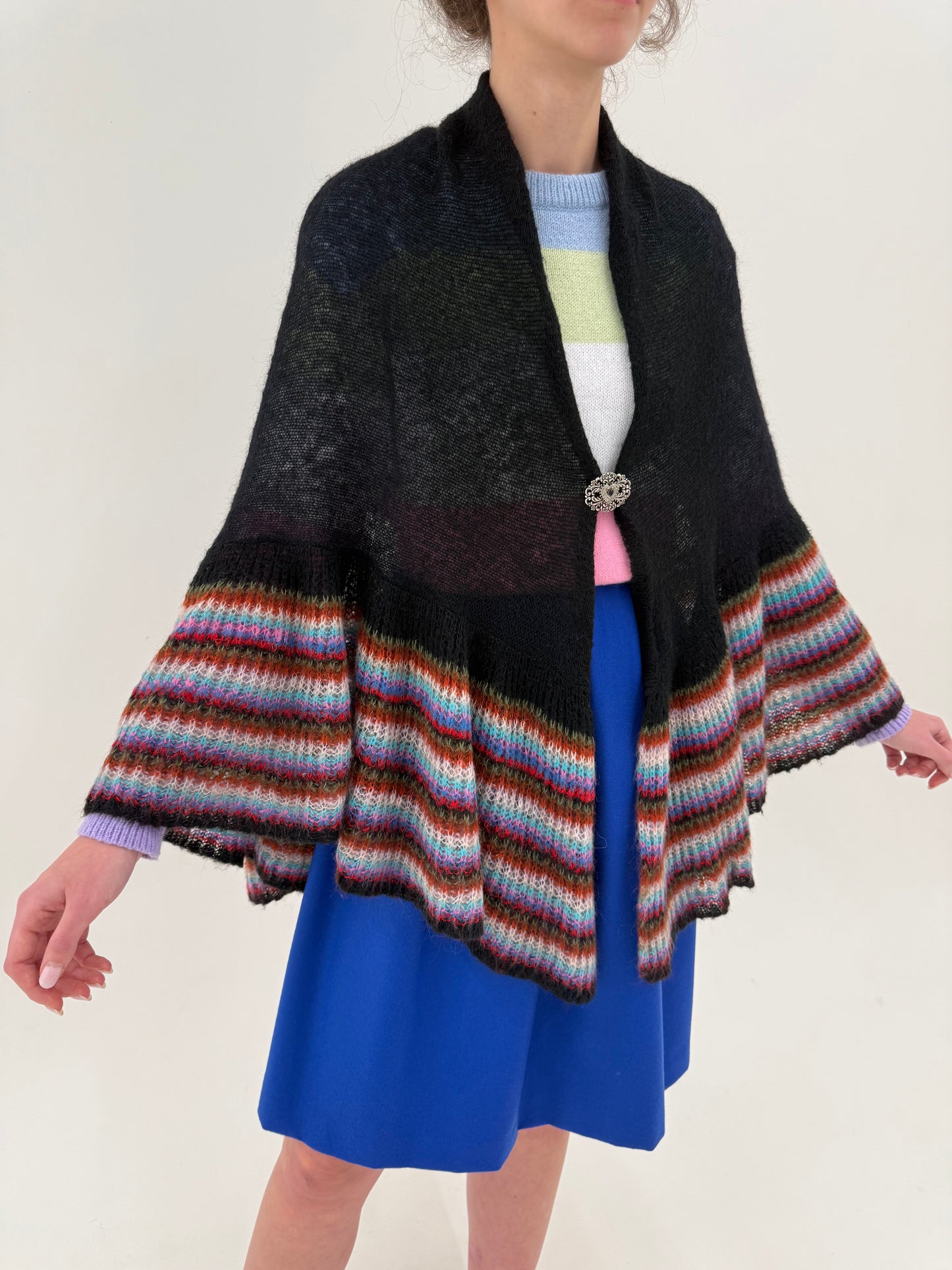 Capă neagră din baby mohair cu volan supradimensionat colorat