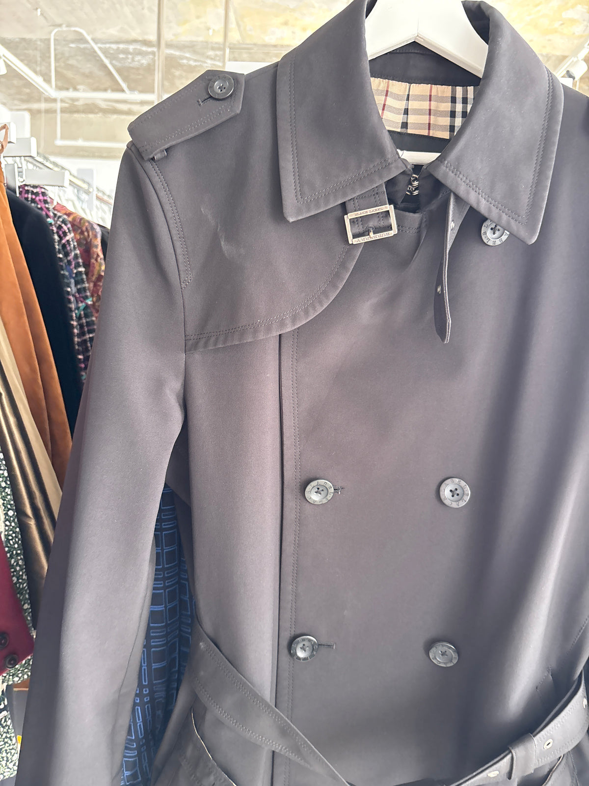Trench Burberry negru din gabardină groasă texturată tall