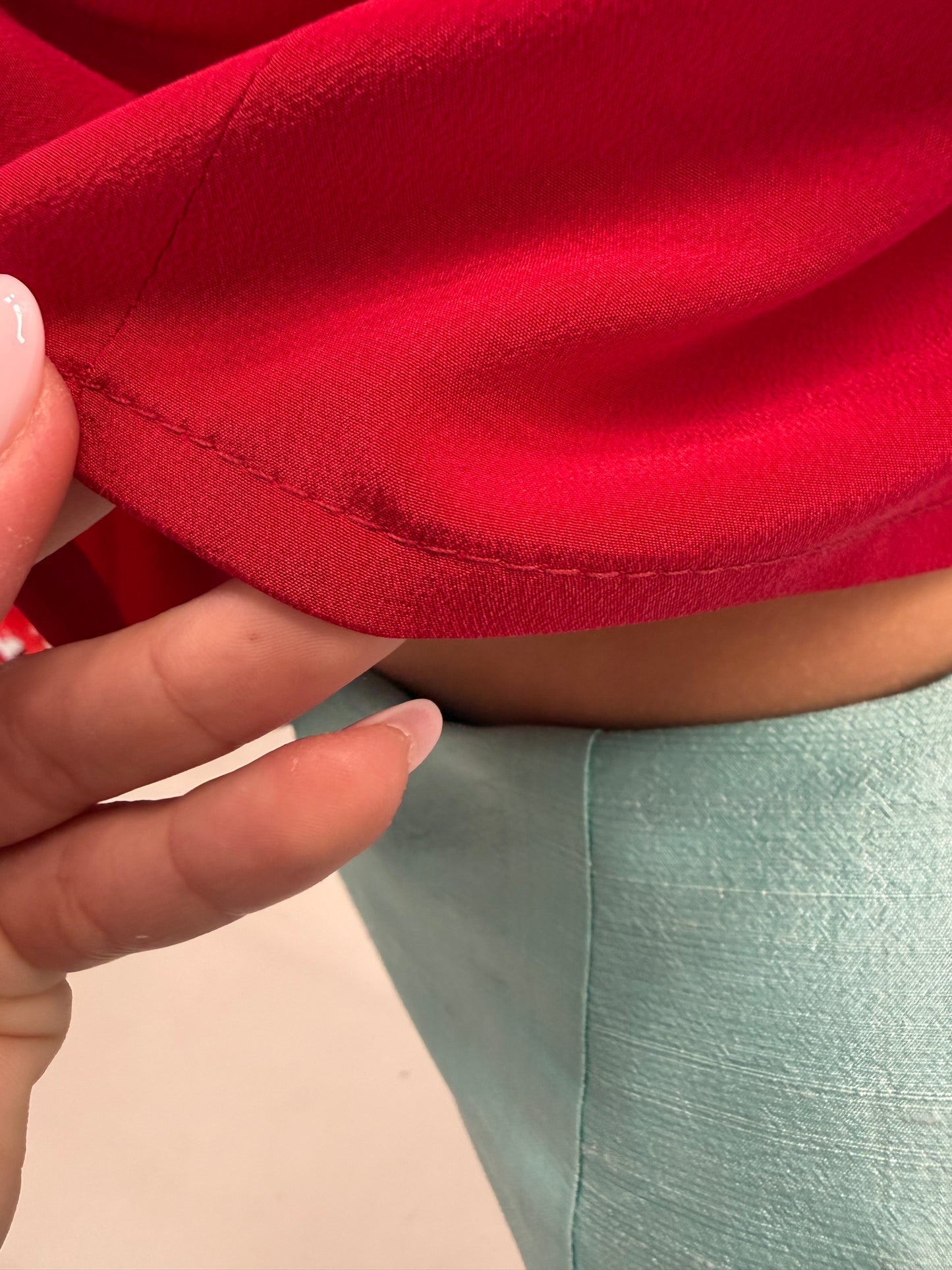 Cămașa din mătase naturală ruby red superb în croi ușor cambrat cropped