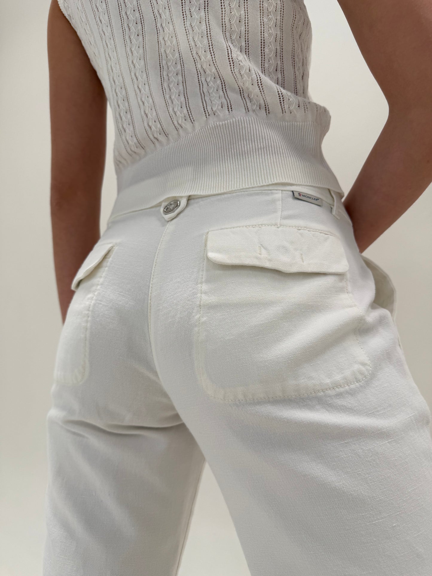 Pantaloni Moncler petite sau capri din pânză excepțională de bumbac