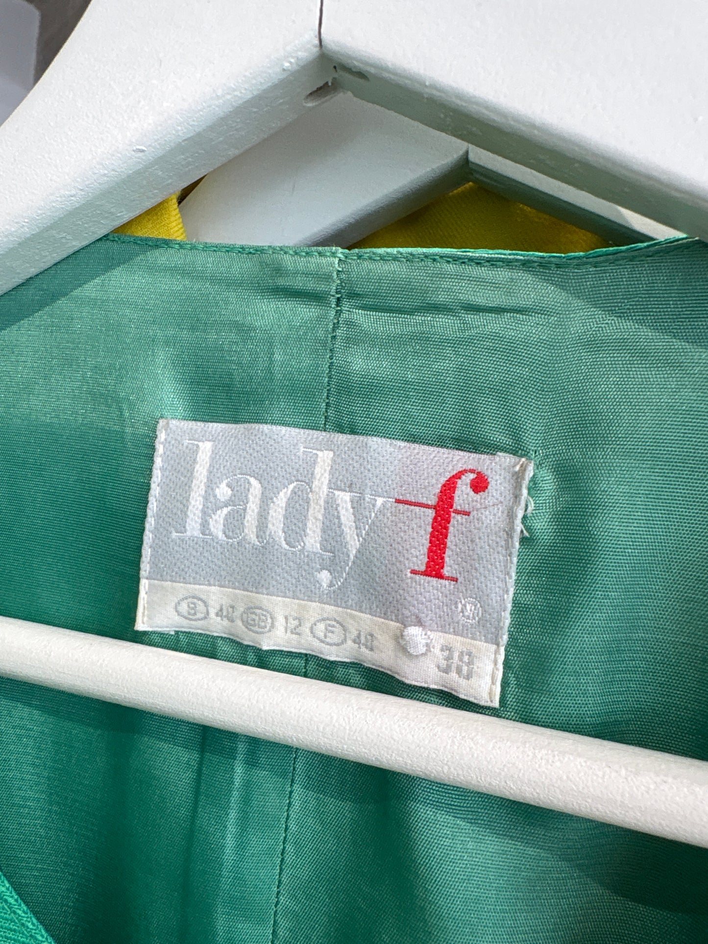 Rochie verde smarald tip sacou midi cu închidere dublă
