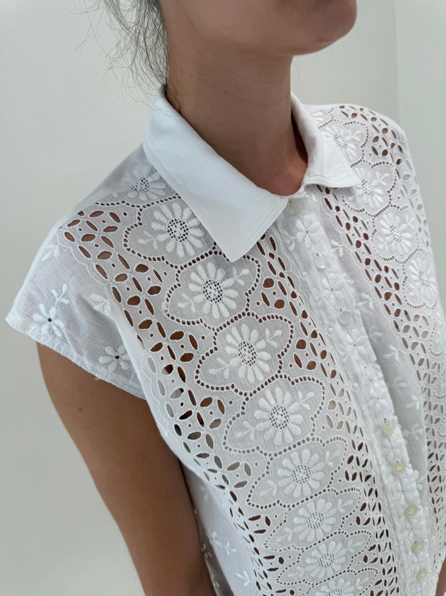 Cămașa excepțională în croi minimalist integral cu broderie anglaise