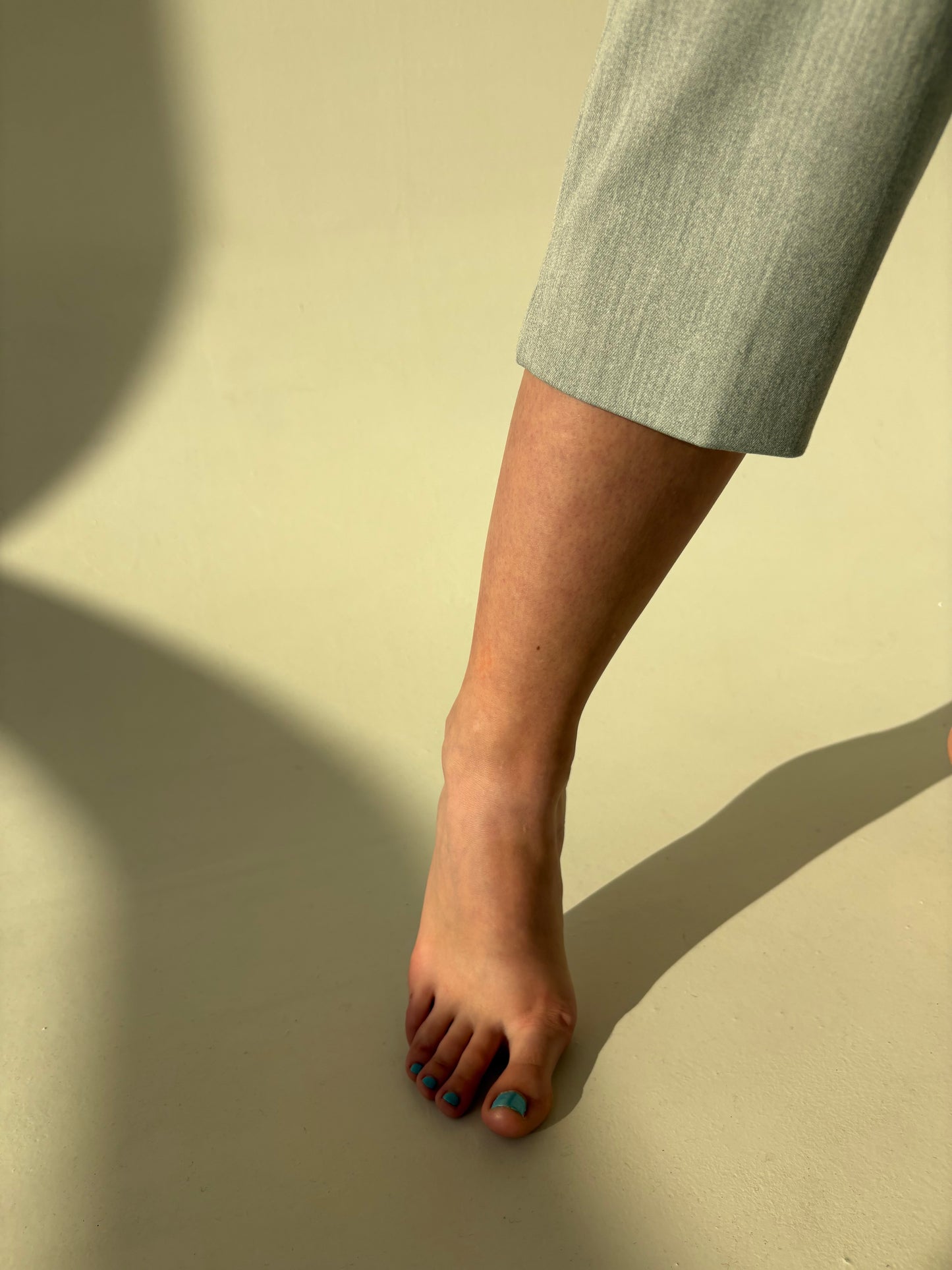 Pantaloni petite noi silver gray din stofă de lana extrafina confort