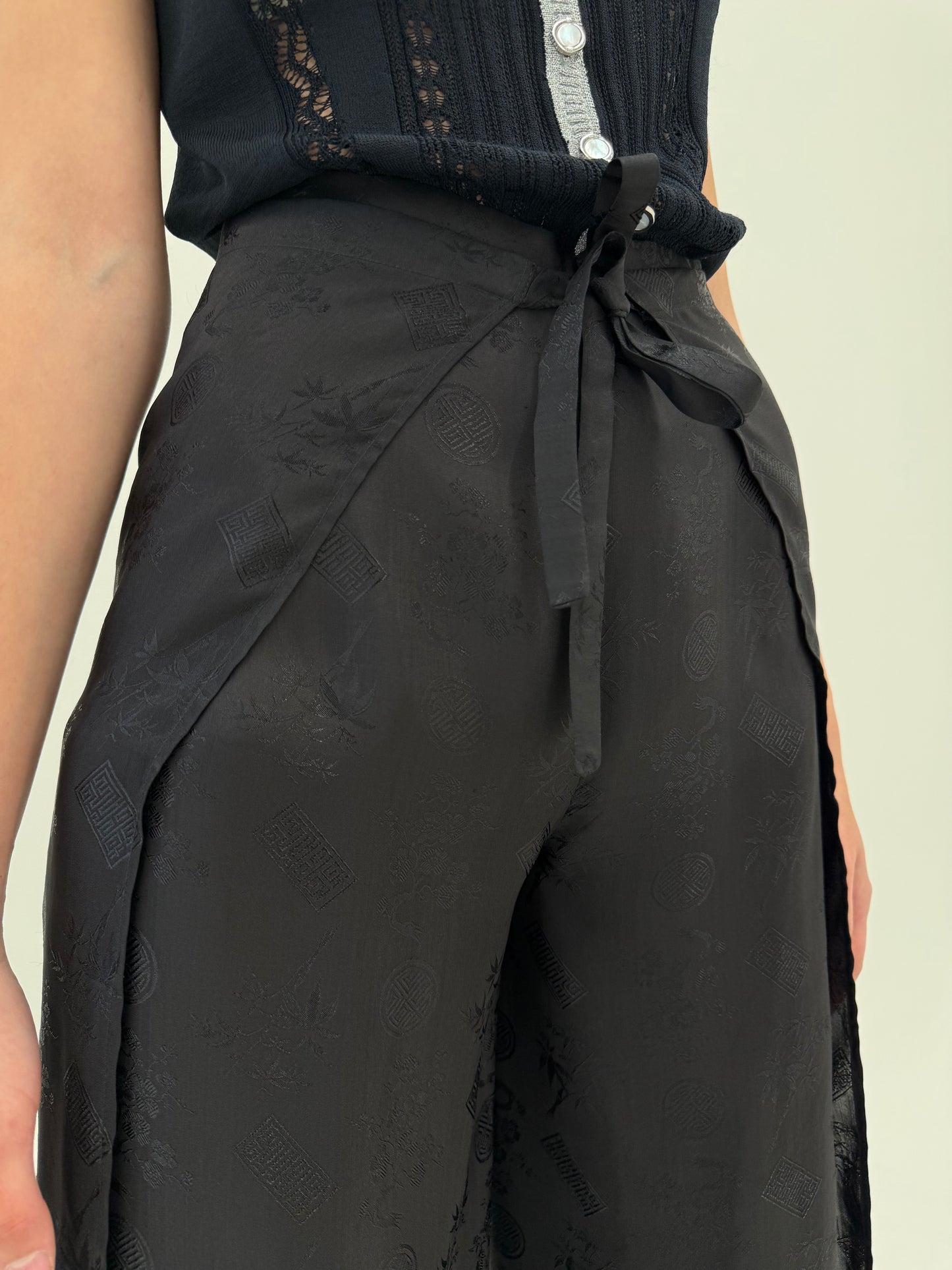 Pantaloni noi cu etichetă si influențe asiatice din mătase naturală texturată reglabili