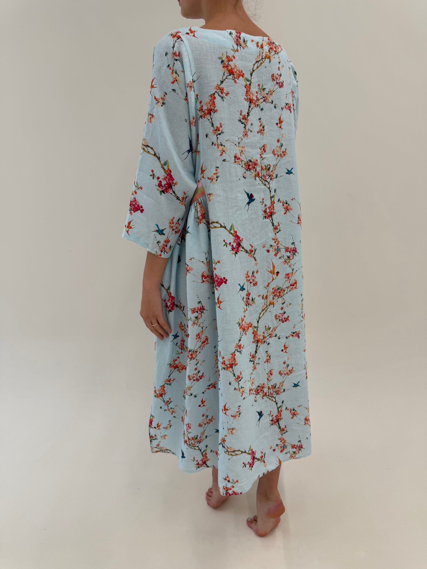 Rochie baby blue din in premium în croi foarte lejer și print cu flori de cireș