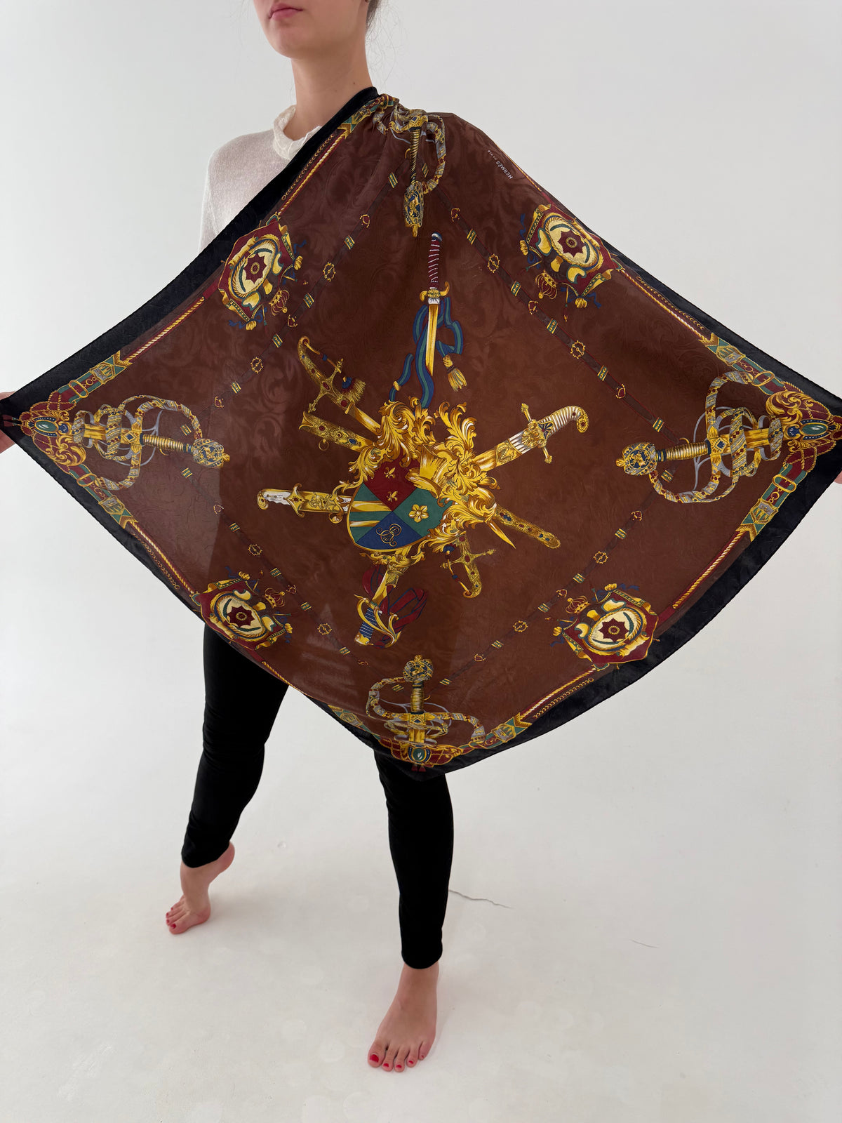 Esarfa Hermès Paris Vintage Jacquard Silk Carré – Heraldic Swords