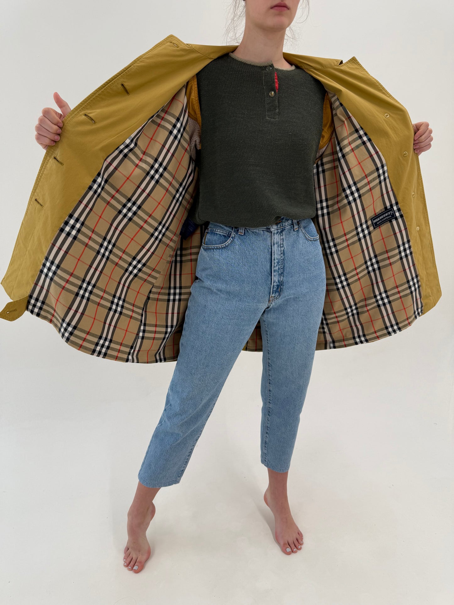 Trench vintage Burberry în croi clasic cu talie reglabilă marcată