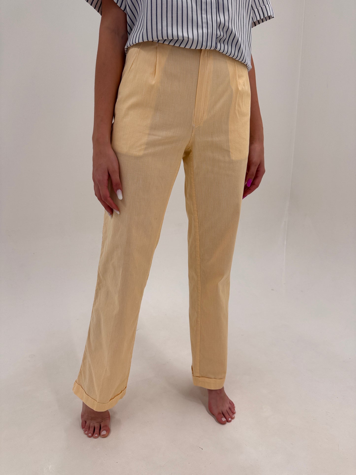 Pantaloni butter yellow tall in dungi fine verticale din panzica de bumbac