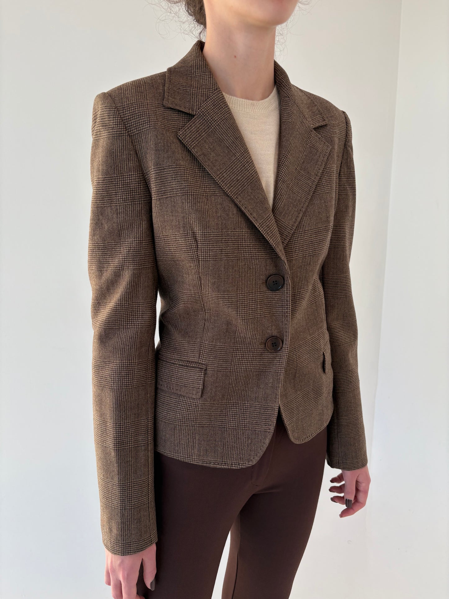 Sacou cambrat chocolate brown în carouri fine camel din lana extrafina