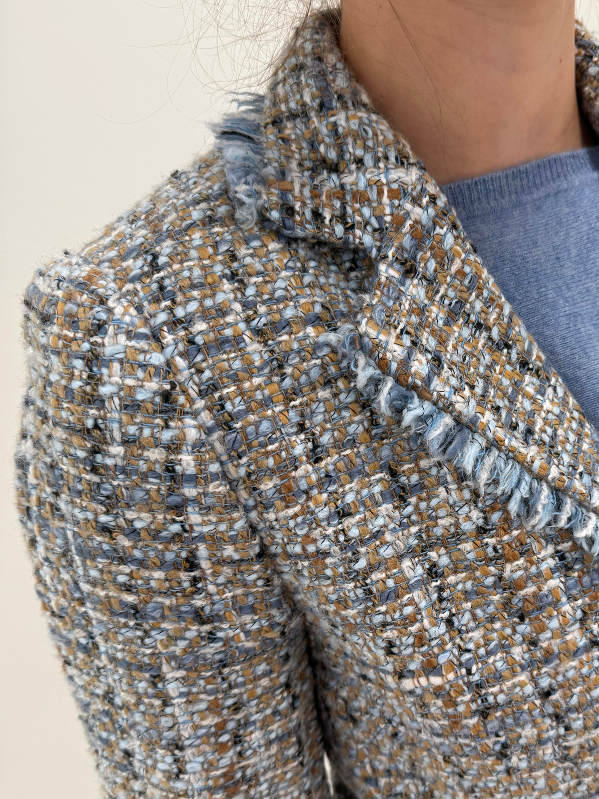 Sacou în stil Chanel din tweed excepțional camel cu baby blue în croi cambrat