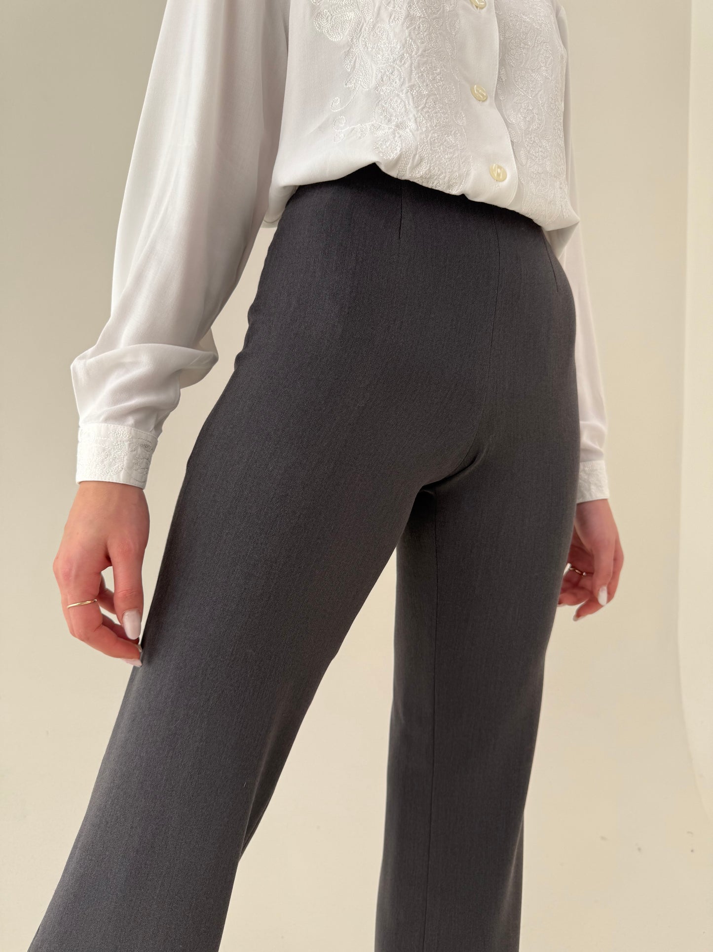 Pantaloni steel gray ușor evazați din lanita subțire de primăvară ultra confort