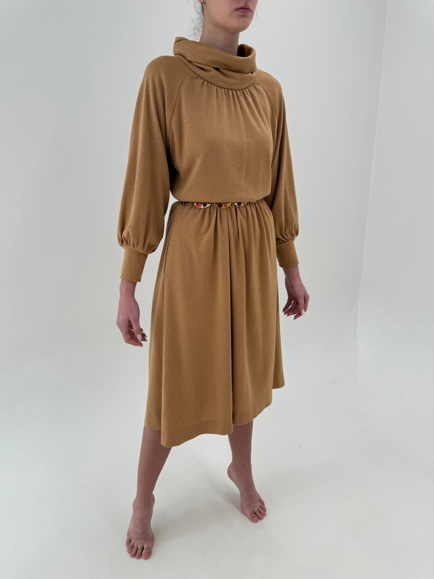 Rochie vintage camel cu talie marcată și manșete ultra înalte