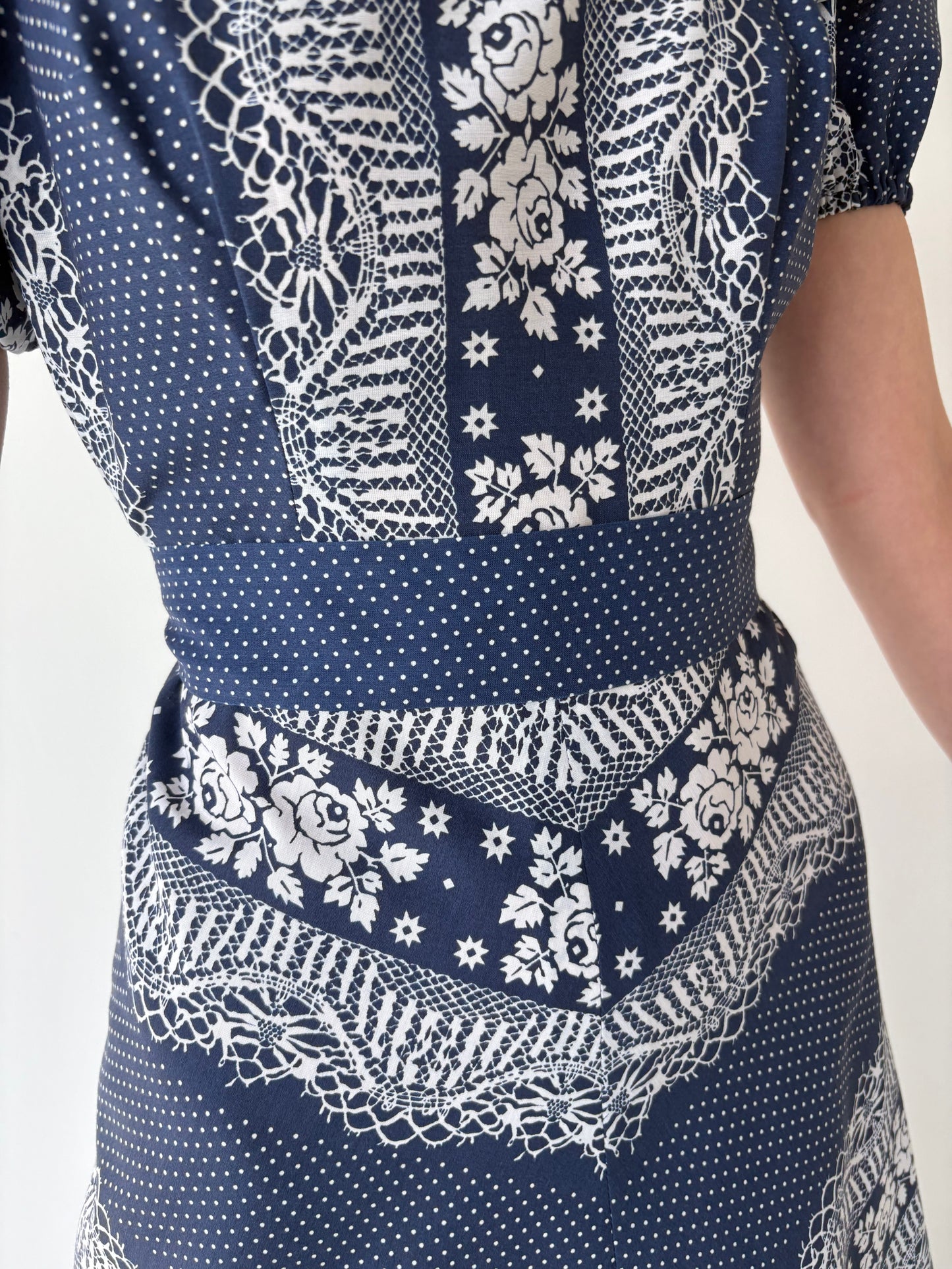 Rochie maxi din panzica de bumbac cu talie ultra înaltă și mânecuțe ușor bufante