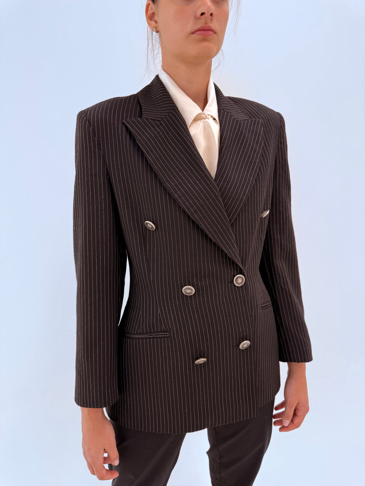Sacou vintage Versace negru cu dungi fine albe cu nasturi bijuterie și revere late