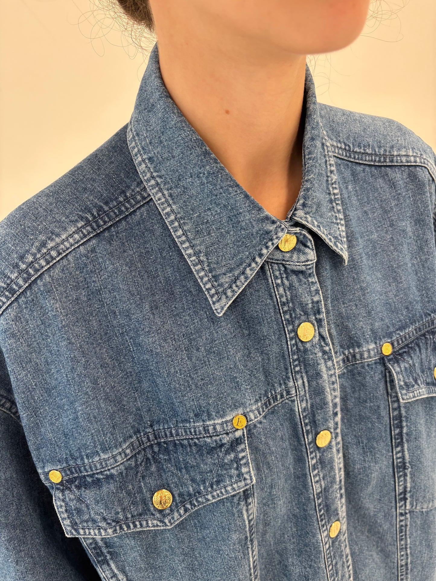 Cămașa luxury Escada din jeans moale cu nasturi metalici aurii