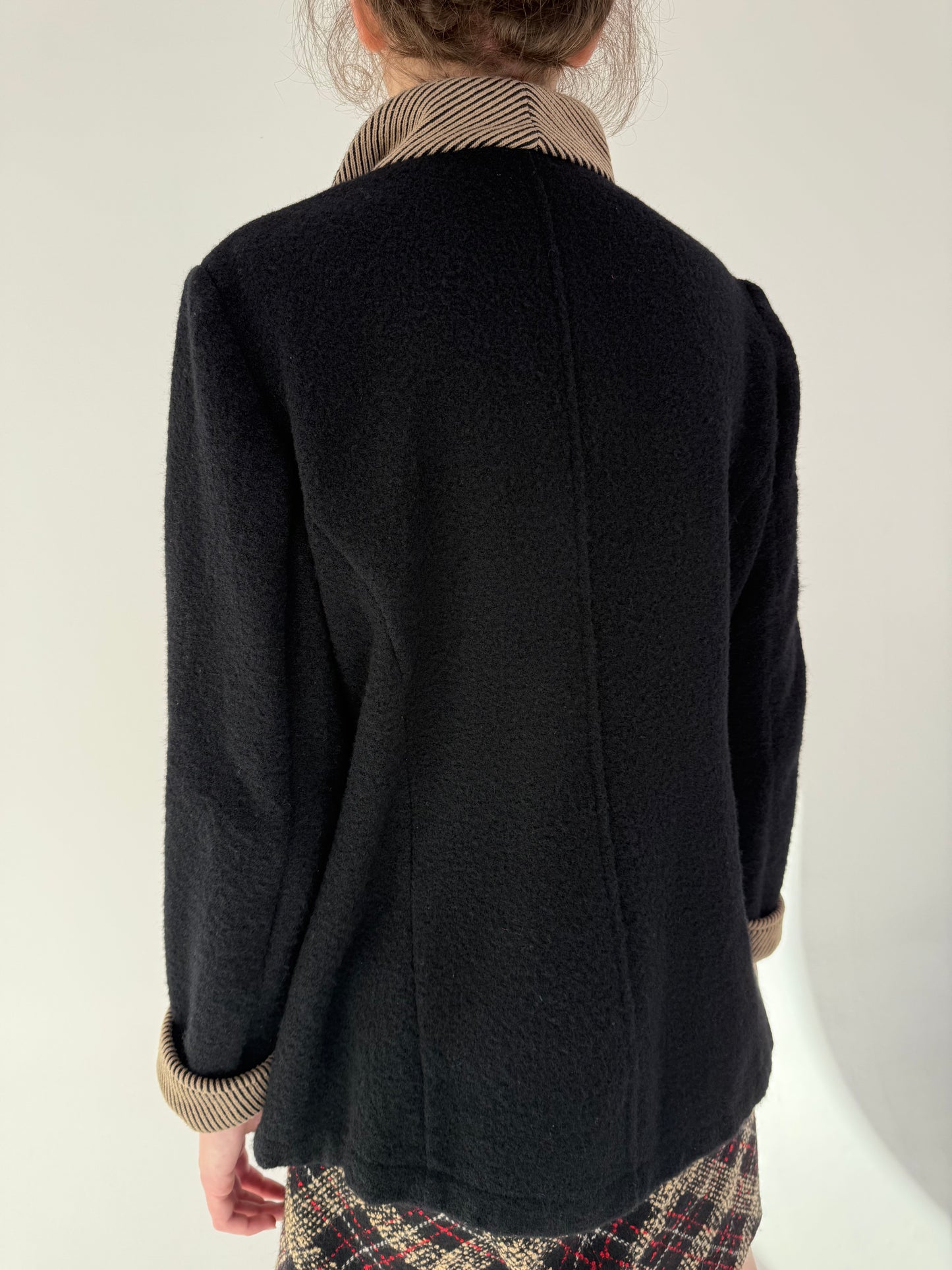 Sacou lung negru din boiled wool cu manșete reglabile și inserții camel