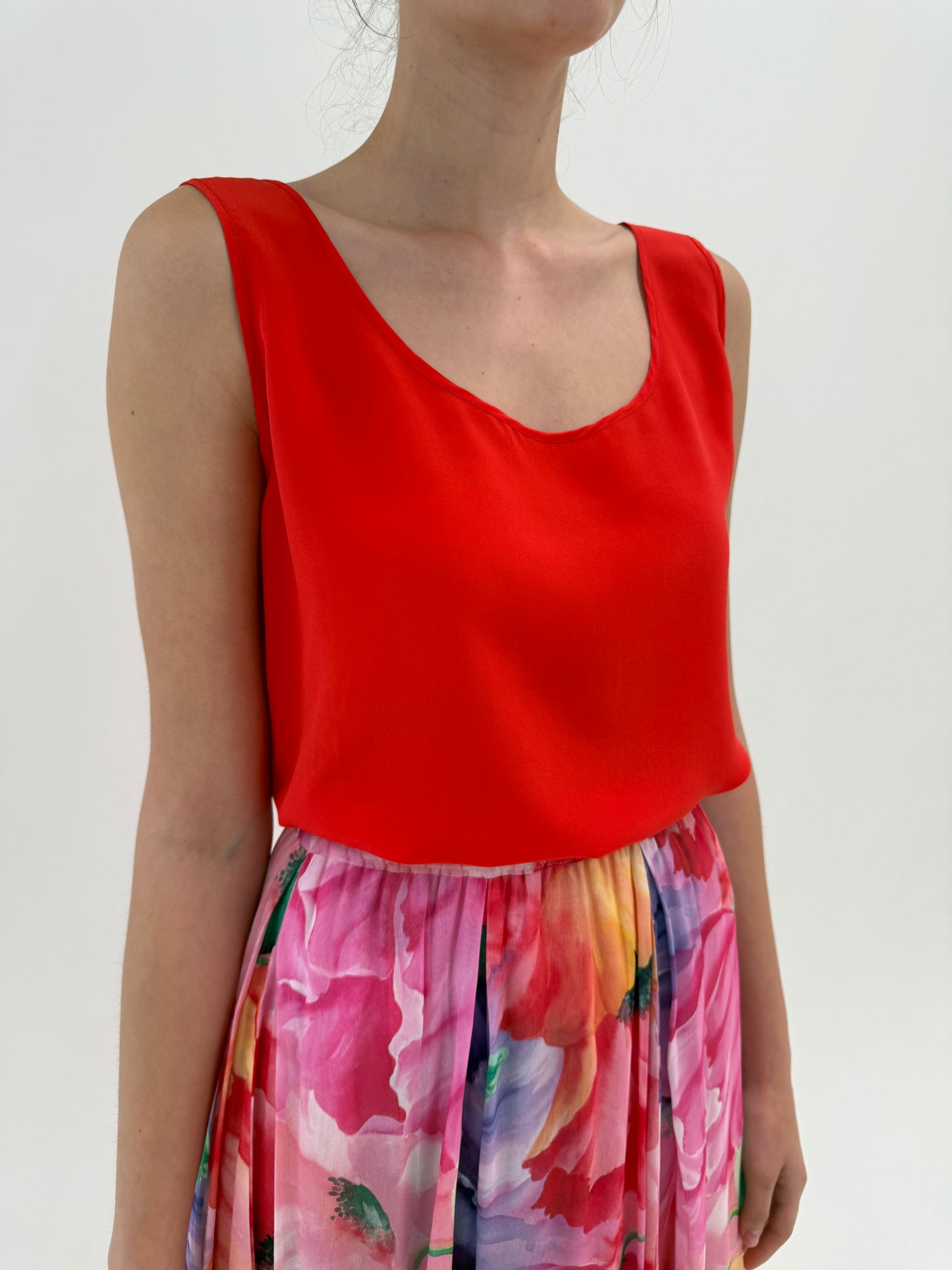 Top electric coral red din mătase naturală în croi minimalist