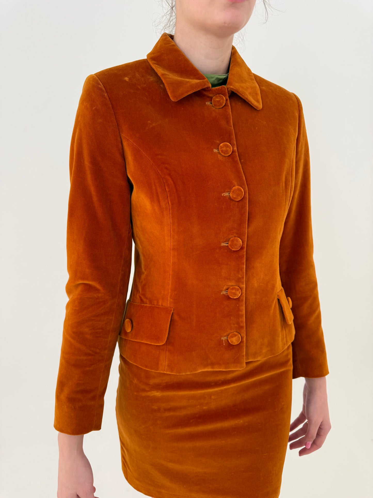 Set pumpkin orange din catifea cu sacou cambrat și fustă conică