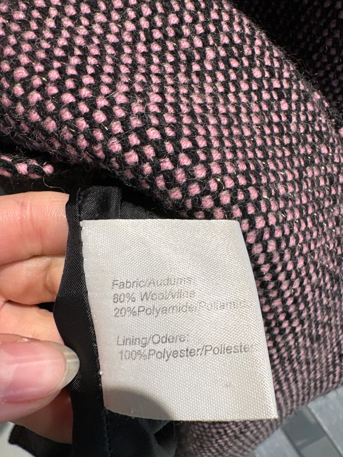 Palton din tweed roz pudrat cu negru și revere late în croi ușor cambrat