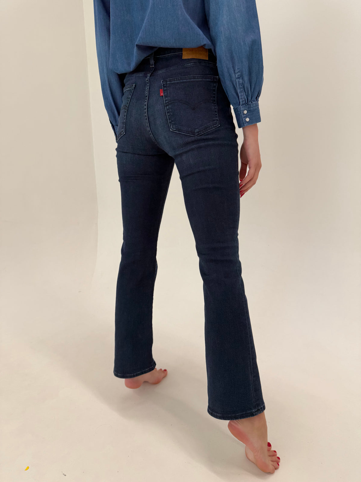 Jeans Levi’s high rise bootcut dark wash tall modelatori din bumbac și lyocel