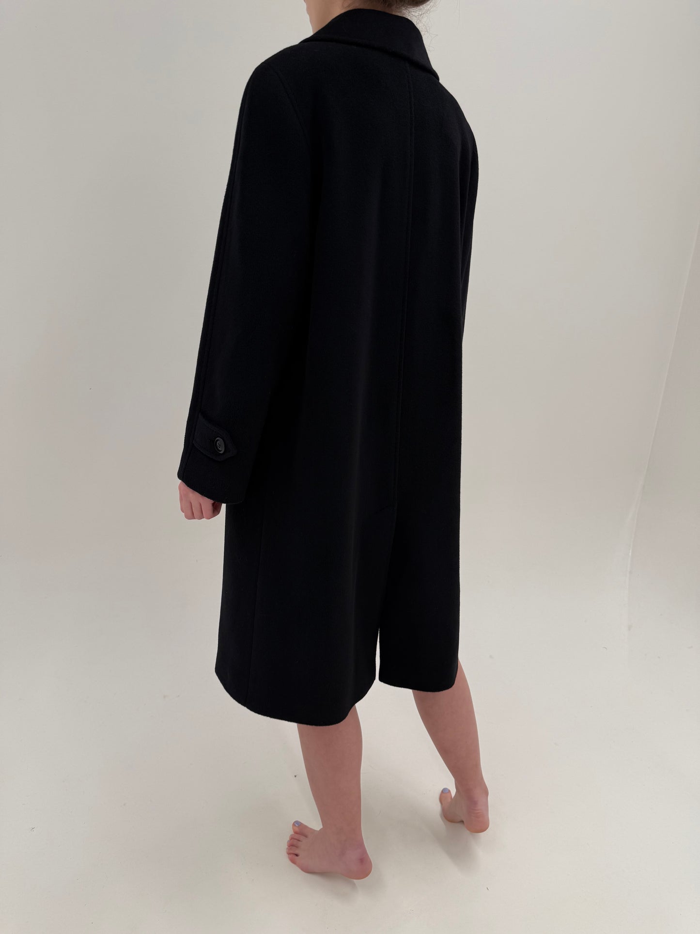 Palton negru italian din stofă de lana excepțională în croi clasic revenit în trend