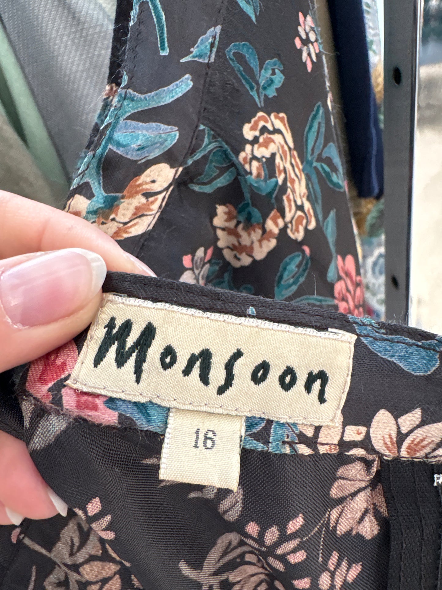 Fustă maxi satinata neagră cu print floral în bie de la zi la seară