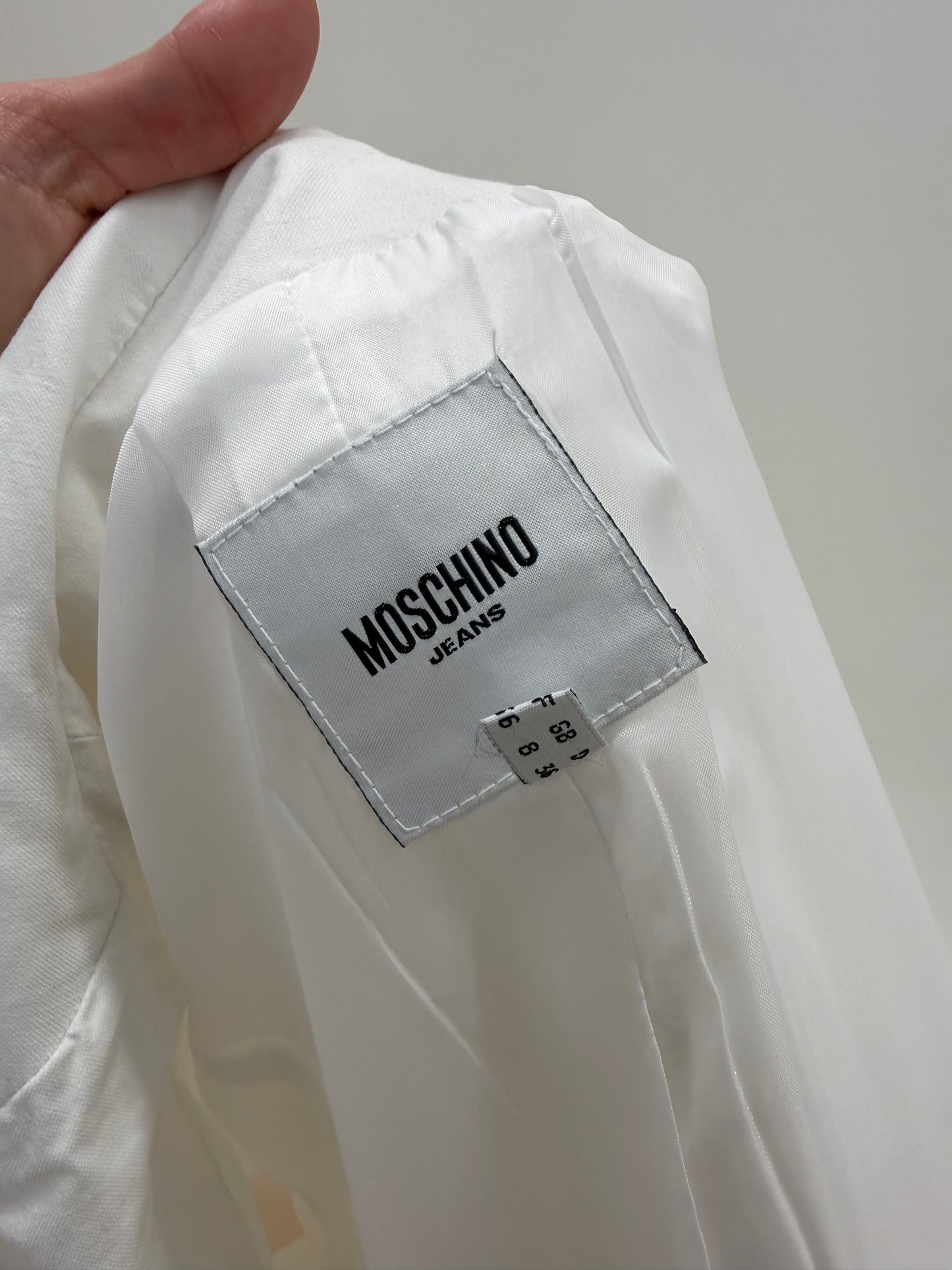 Sacou Moschino cambrat din poplin de bumbac cu detalii chic specifice brandului