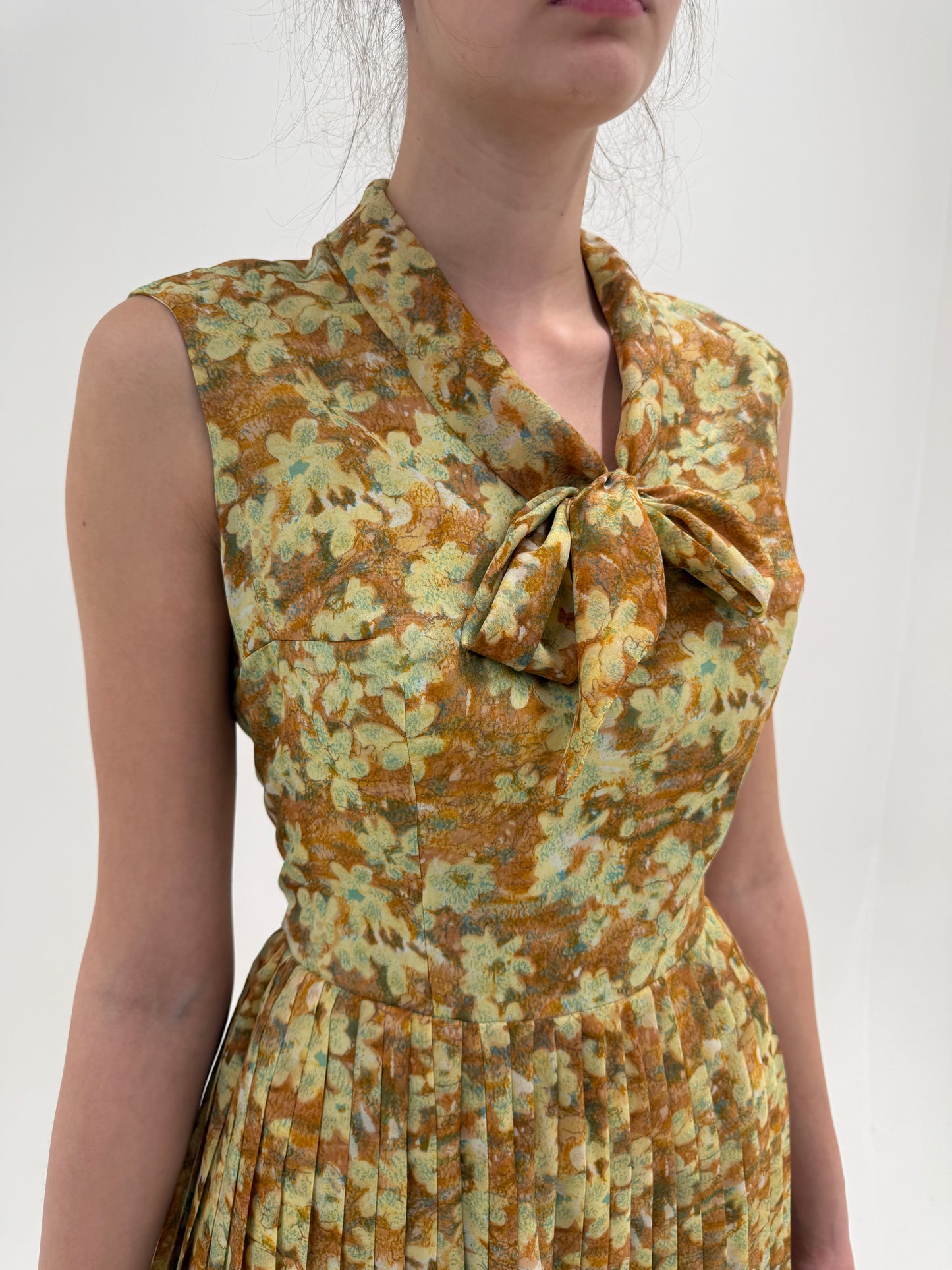 Rochie vintage cu panglică la gat și fustă plisată cu talie ultra înaltă